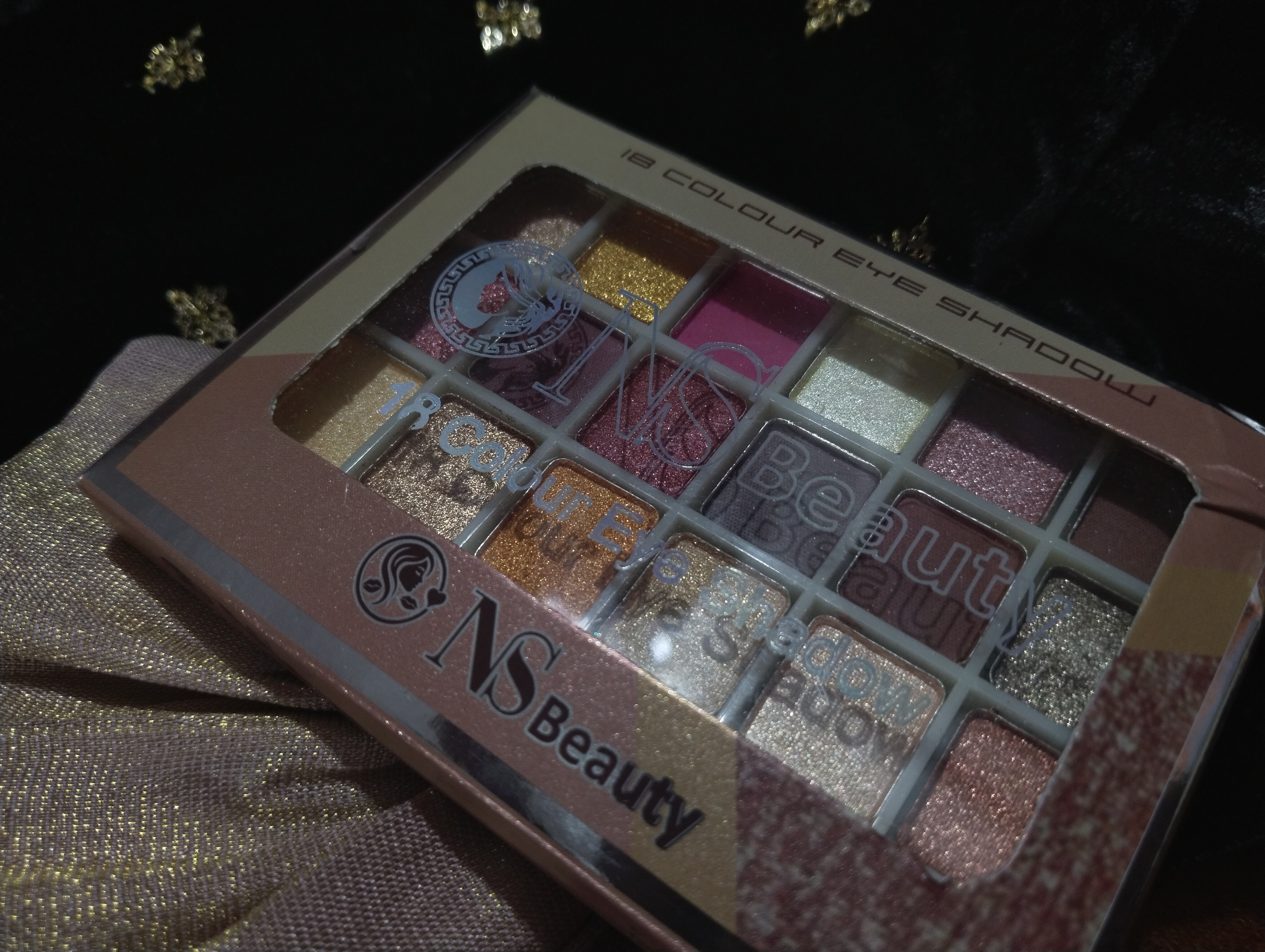 NS Beauty Eyeshadow Palette with smooth brush