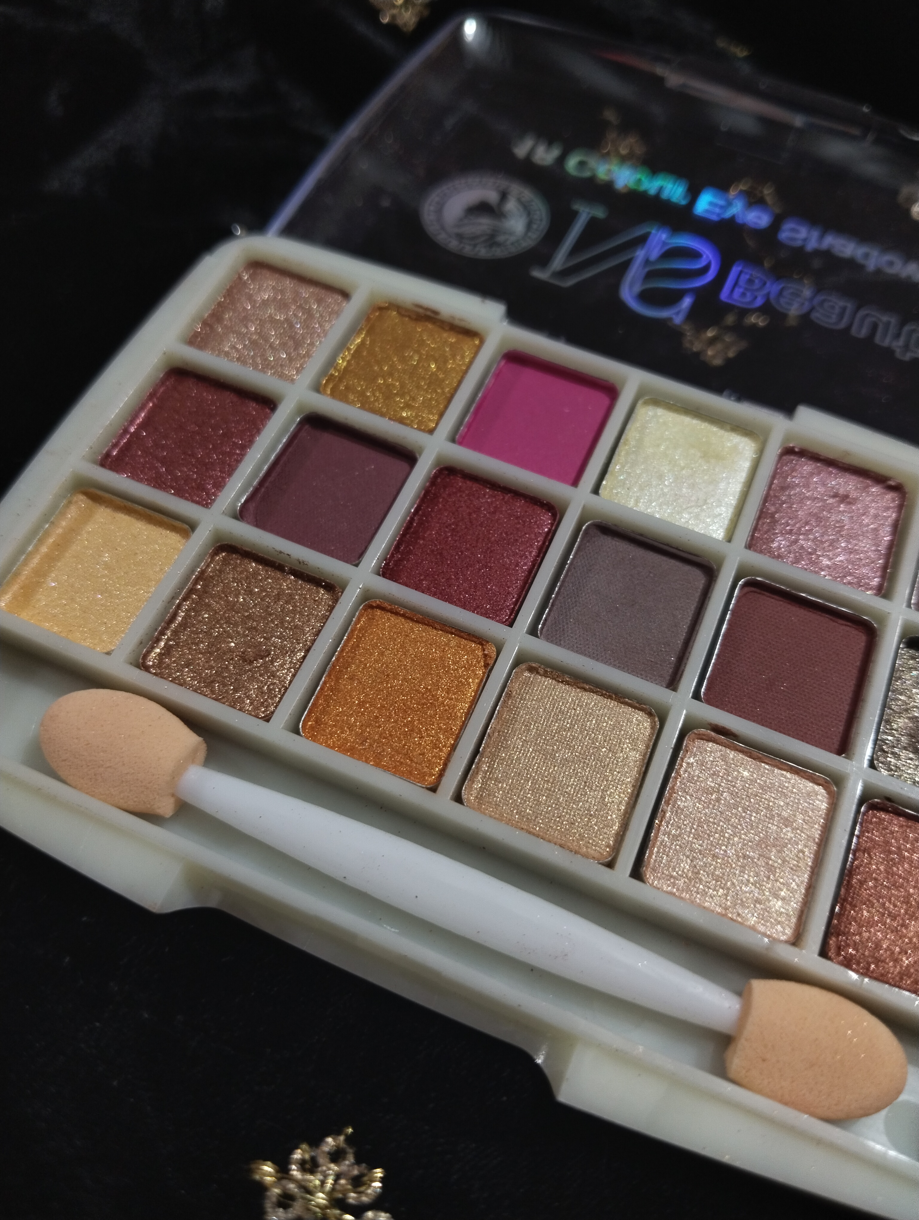 NS Beauty Eyeshadow Palette with smooth brush