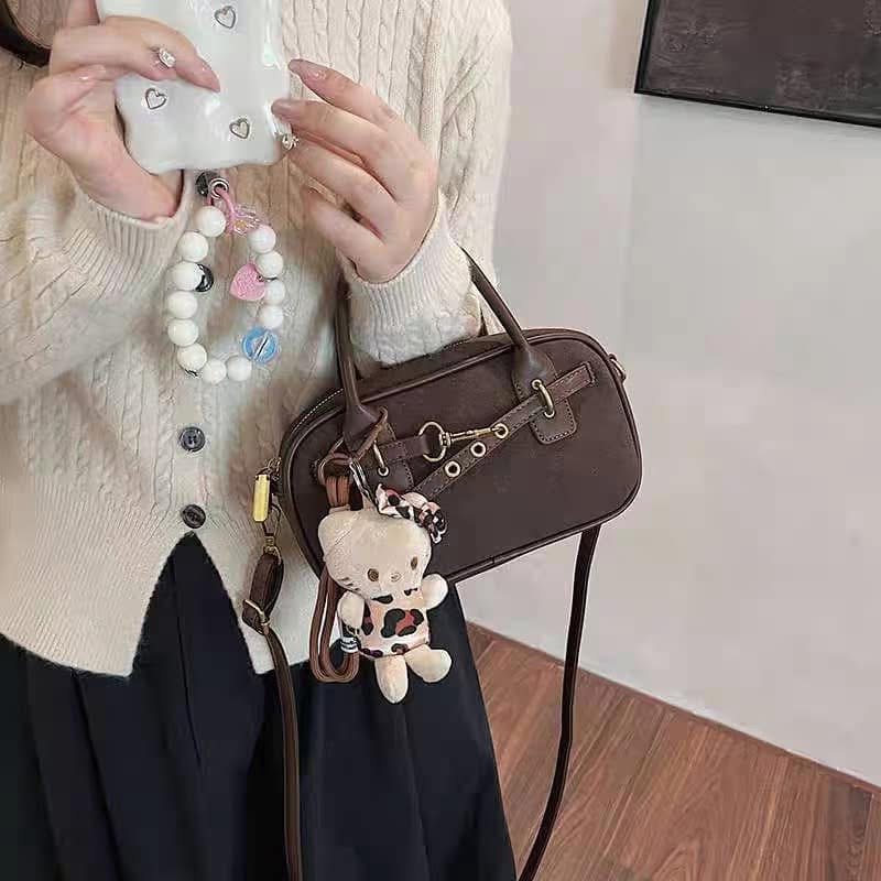 Túi đeo vai sang trọng có móc khóa