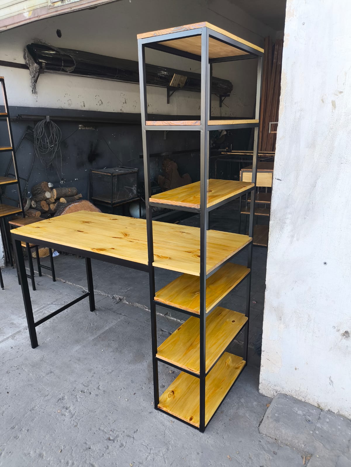 Escritorio con estantes