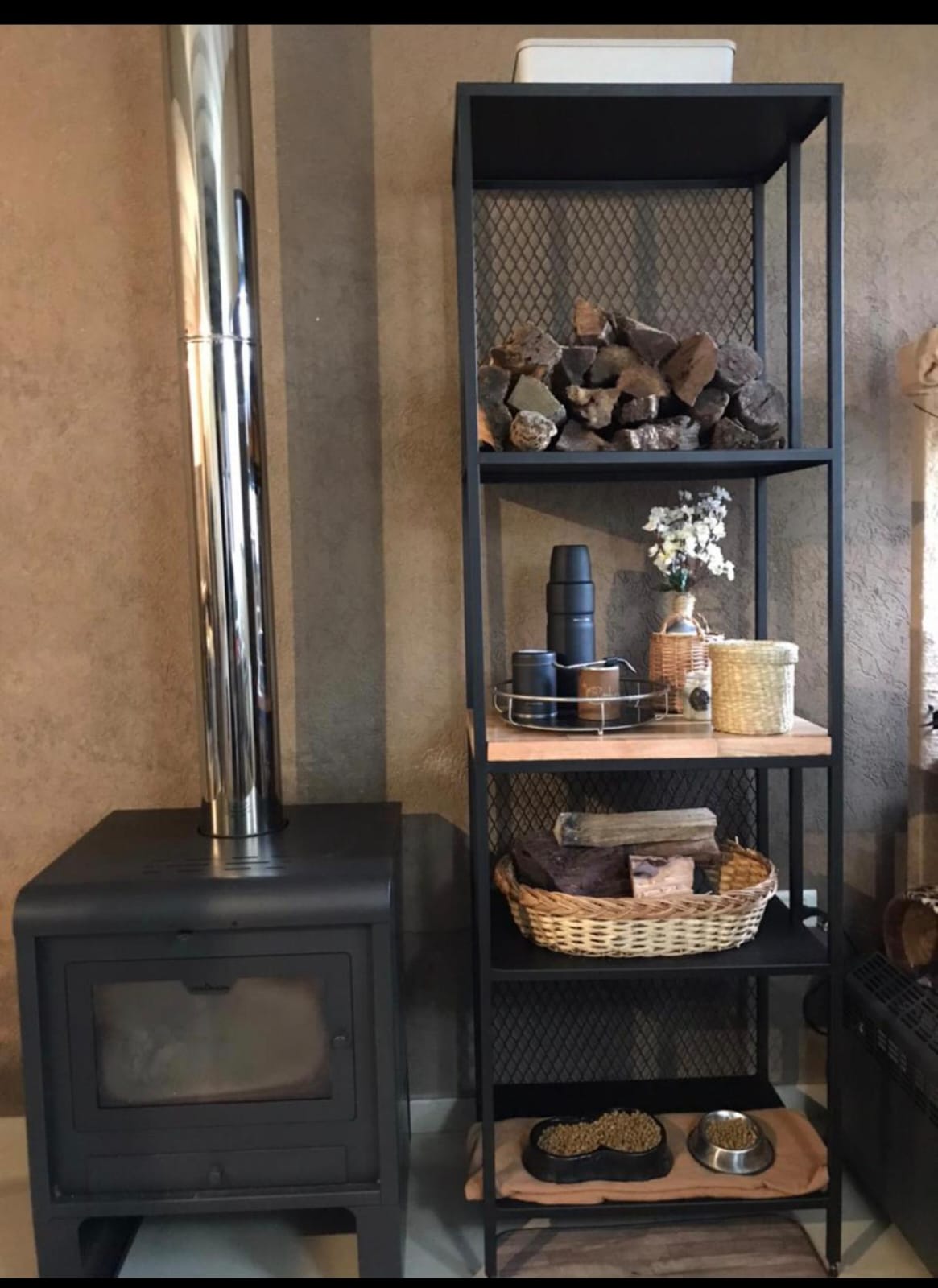 Leñero con estante de chapa