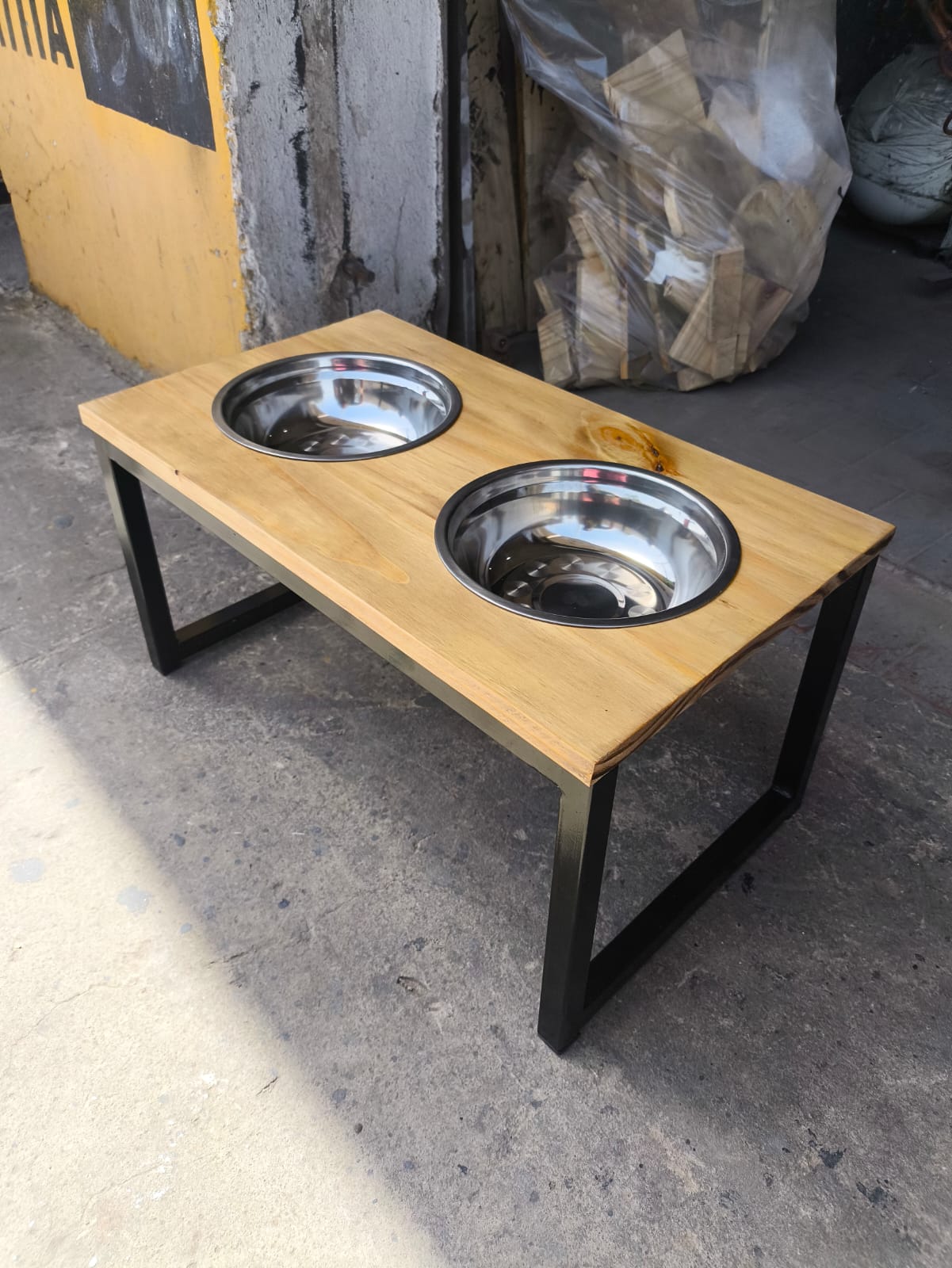 Bebedero a medida con platos de acero inoxidable