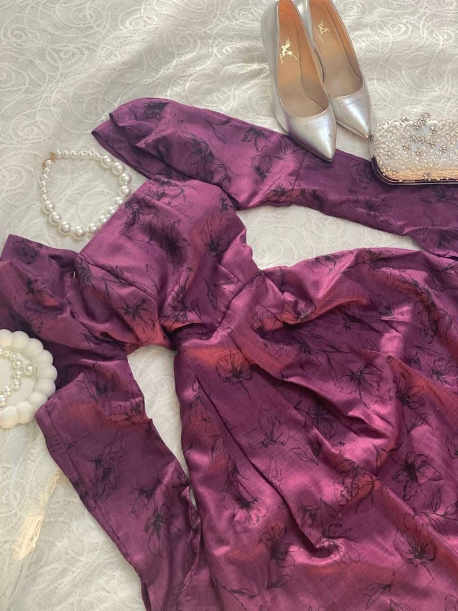 فستان سهرة بنفسجي بنقشة زهور أنيقة