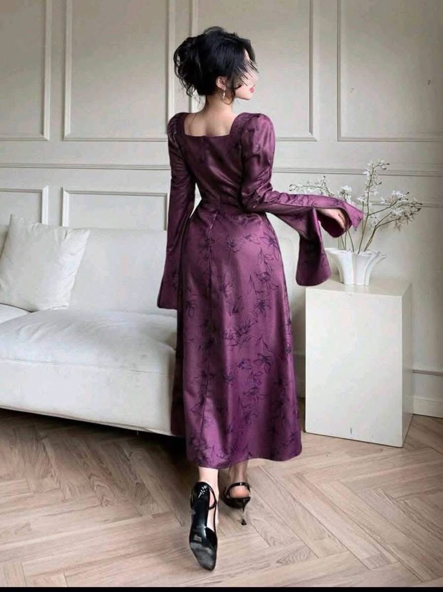 فستان سهرة بنفسجي بنقشة زهور أنيقة