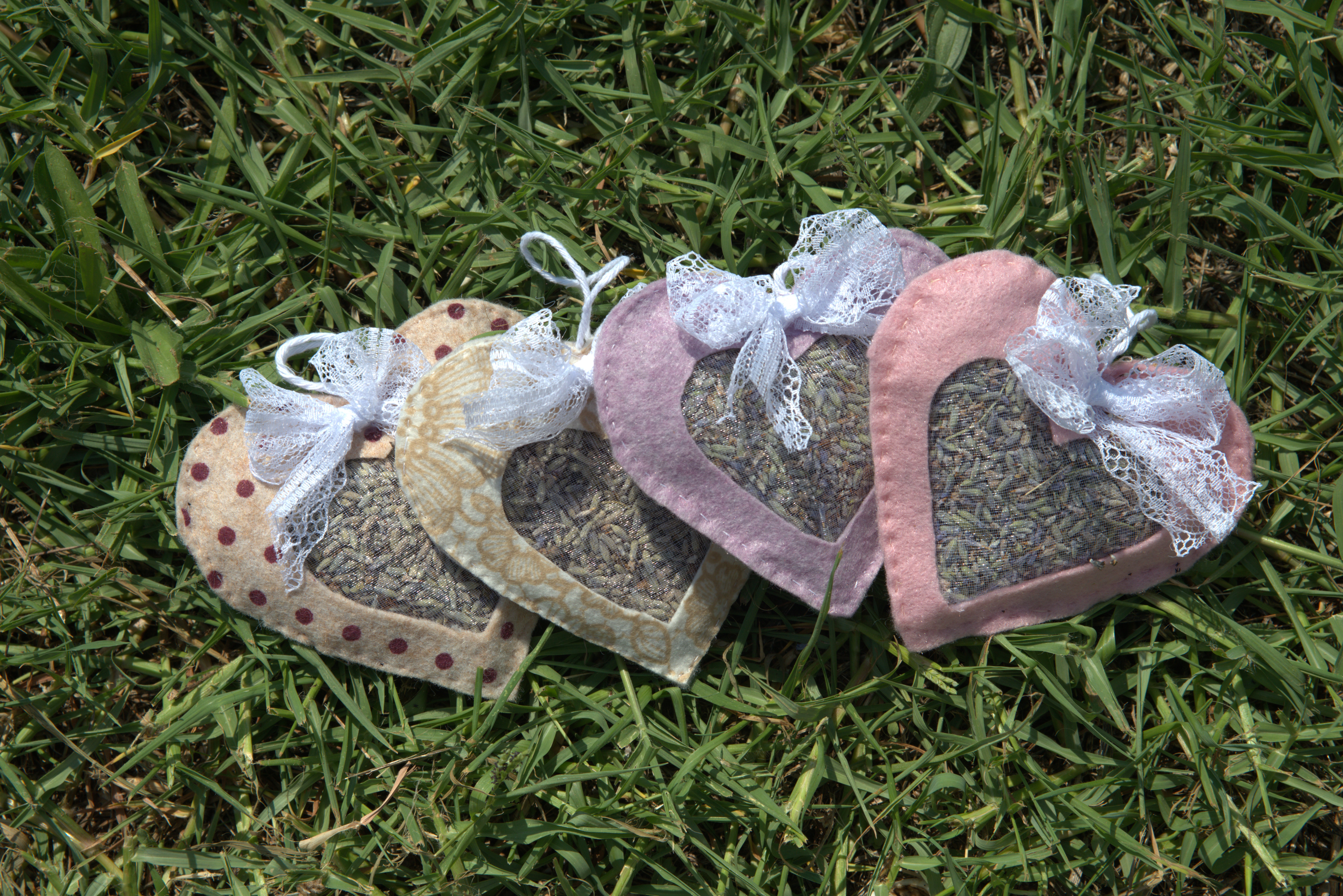 CUORI ARTIGIANALI IN PANNOLENCI CON LAVANDA ESSICCATA