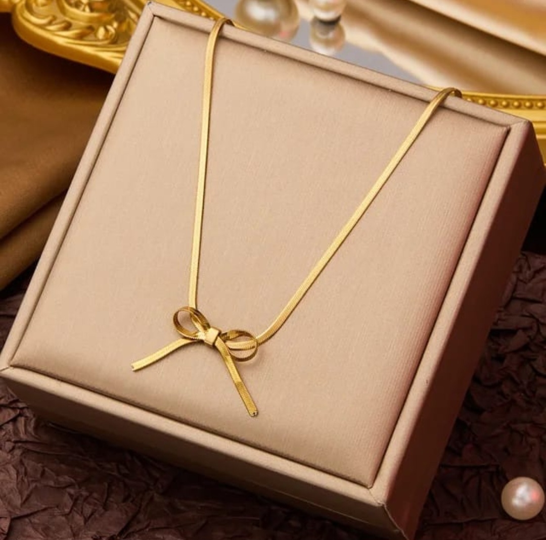 Elegant Gold Bow Necklace