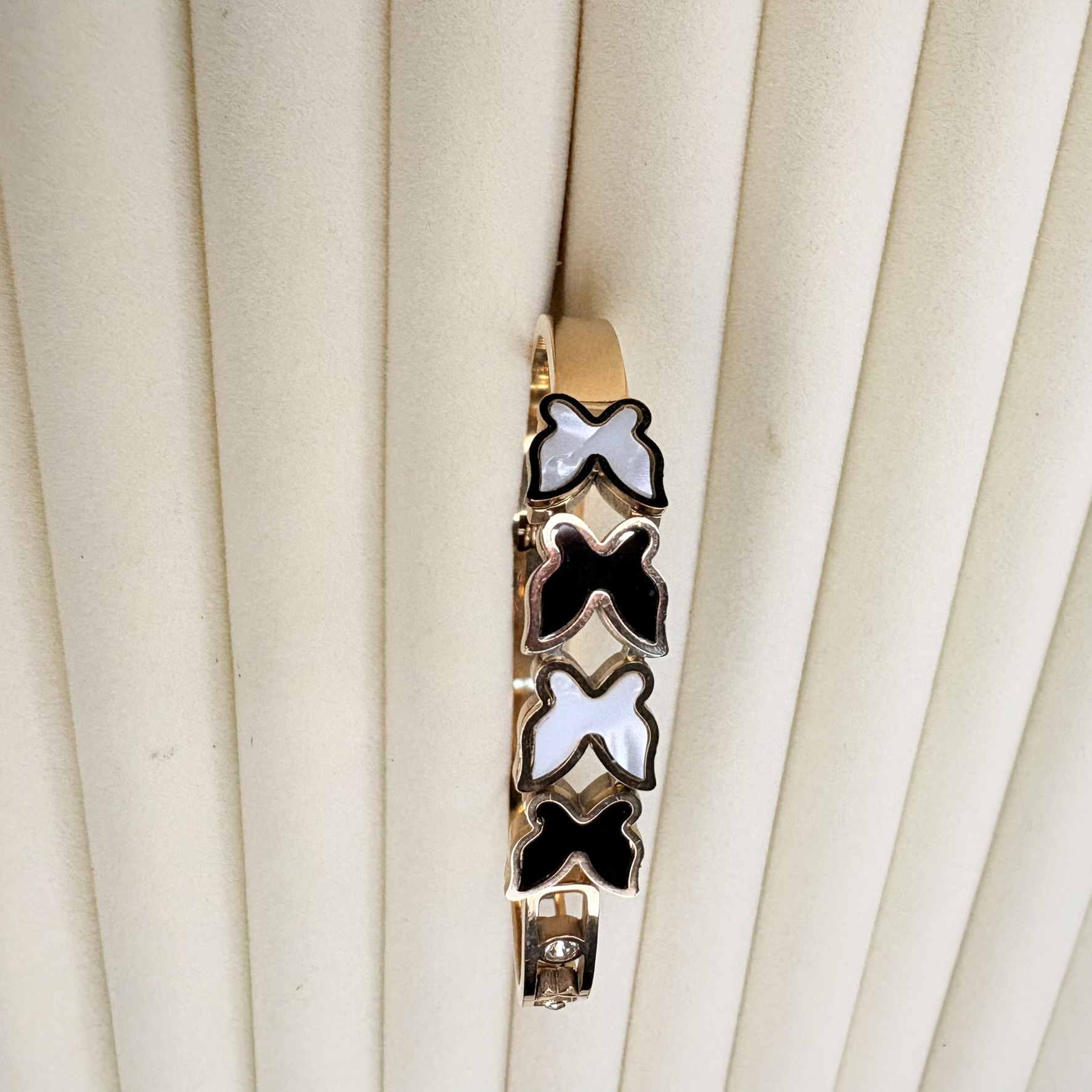 Elegant clover bangle bracelet