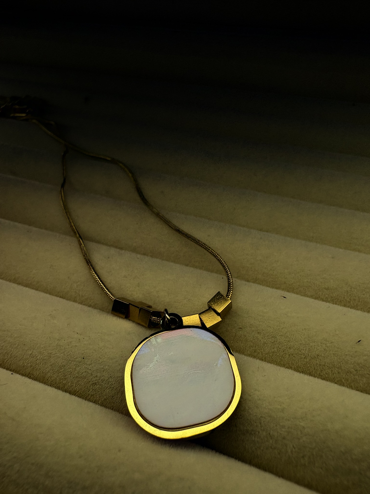 Elegant gold necklace with mother of pearl pendant