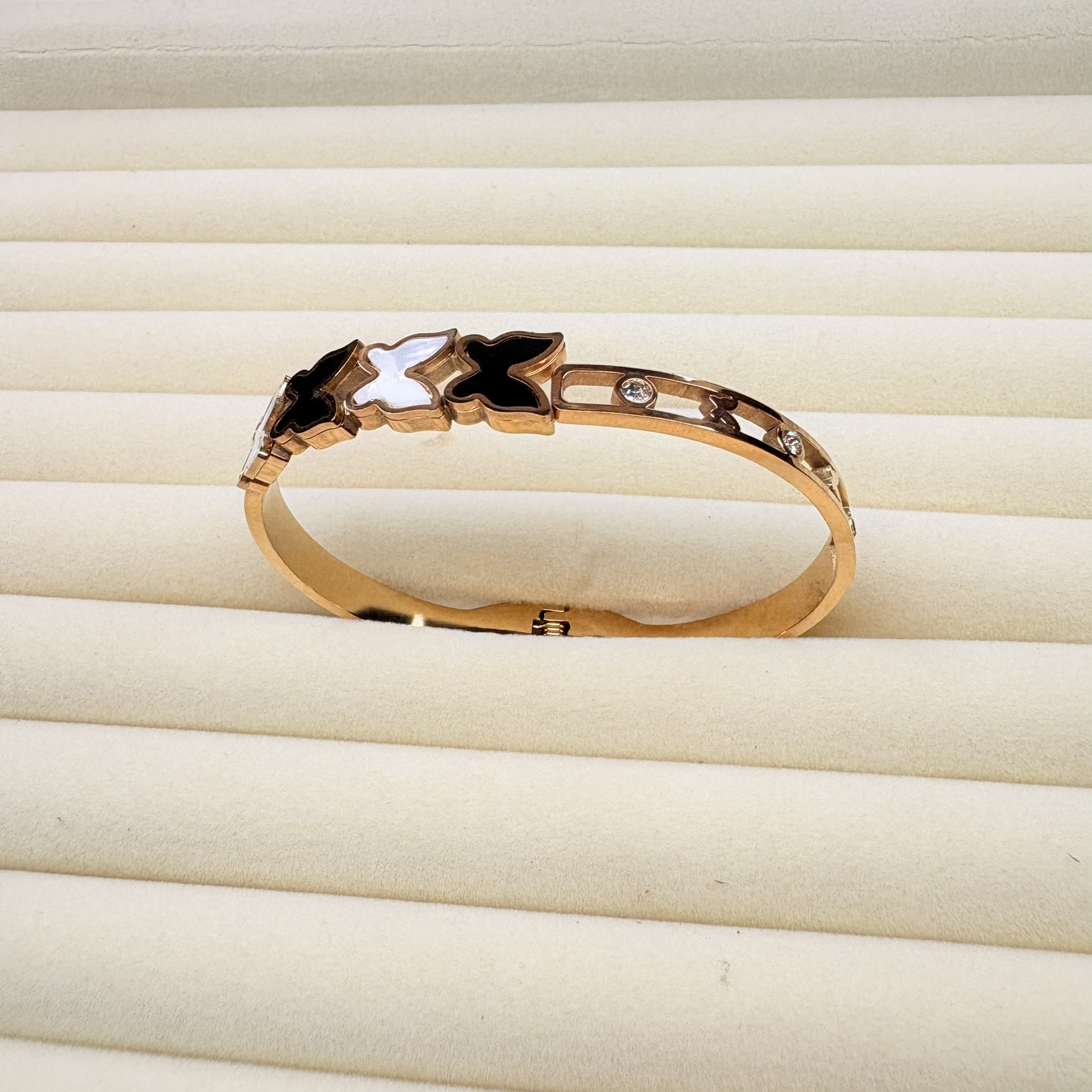 Elegant clover bangle bracelet