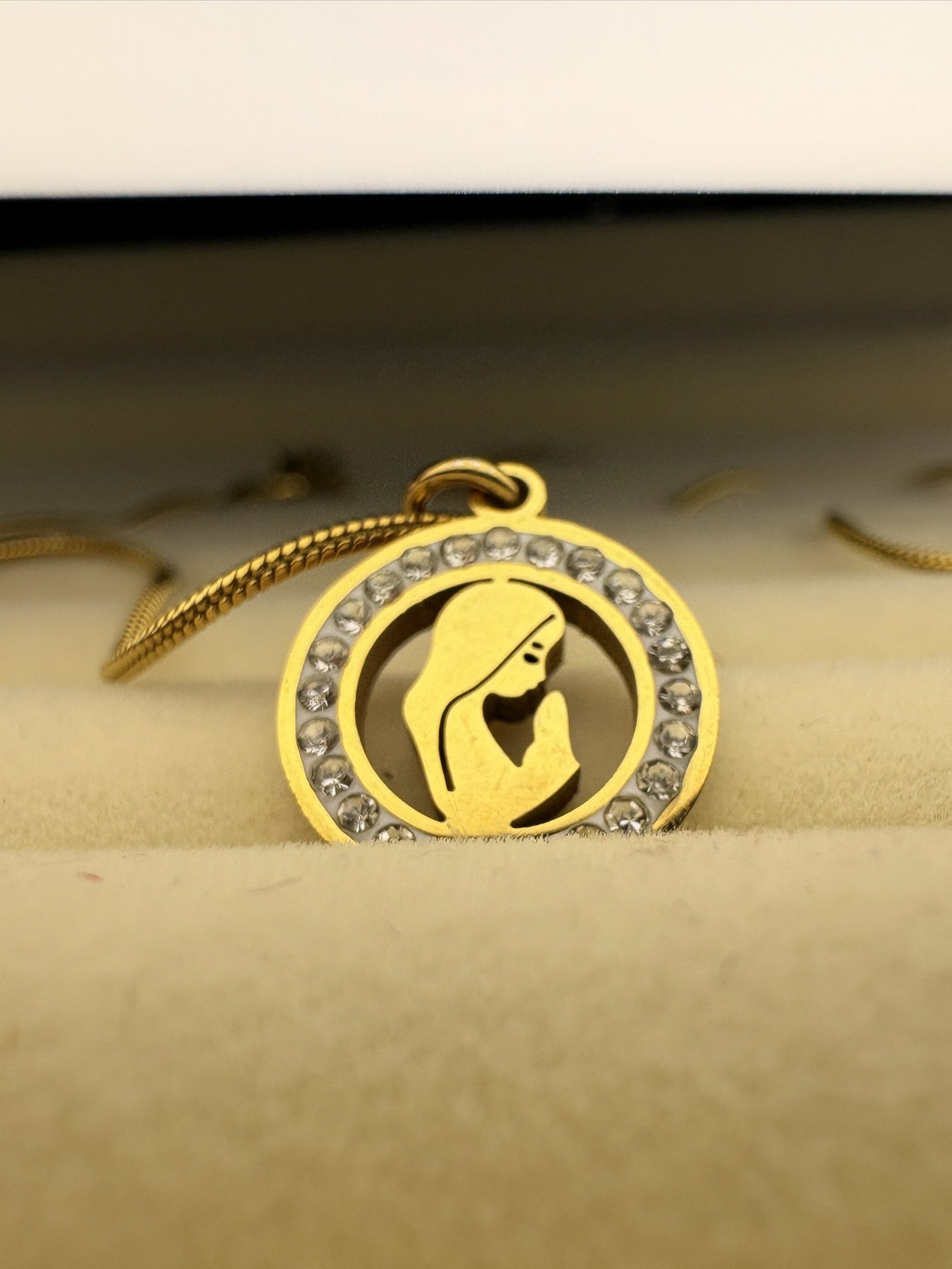 Gold Pendant Necklace