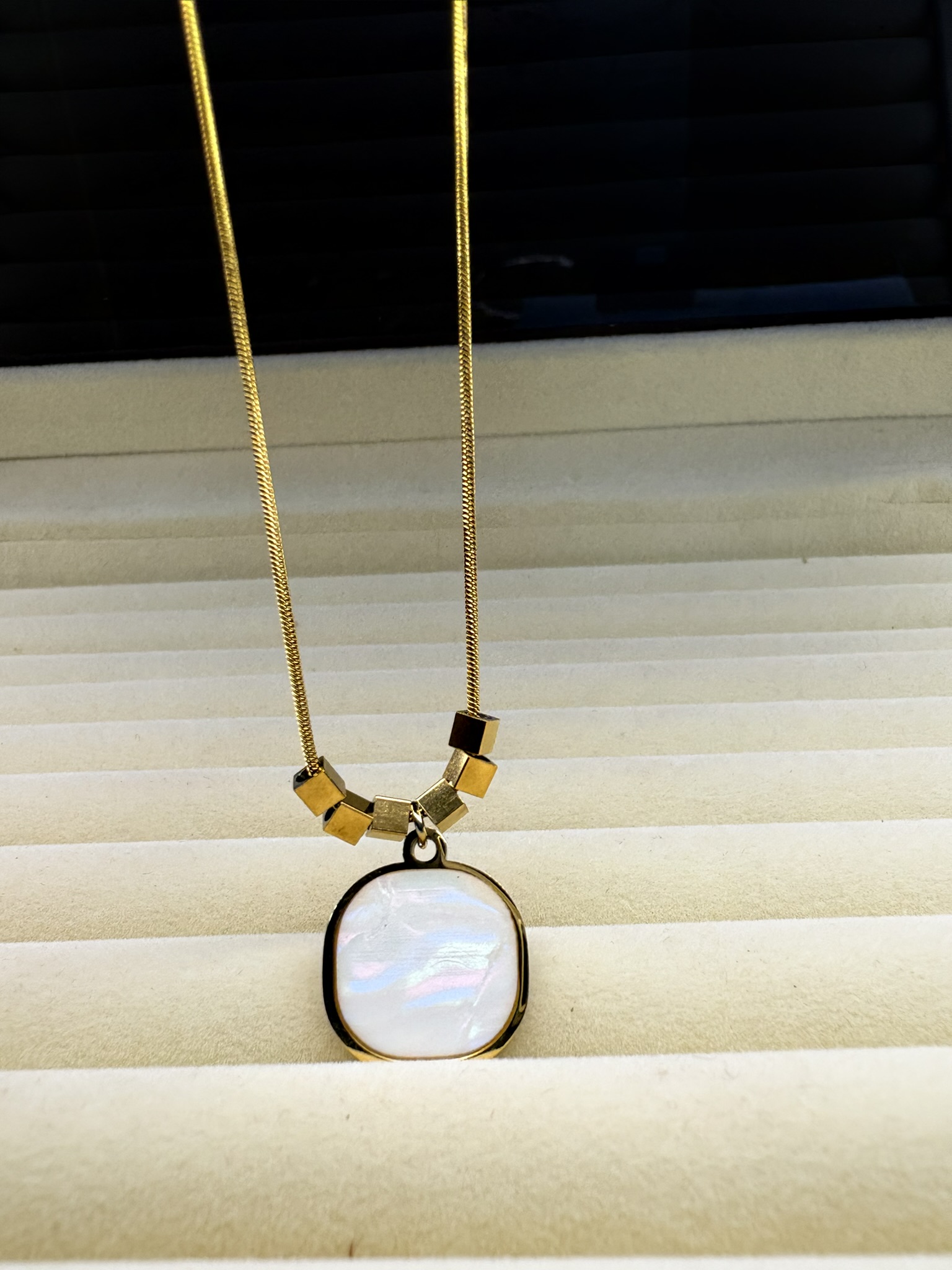 Elegant gold necklace with mother of pearl pendant