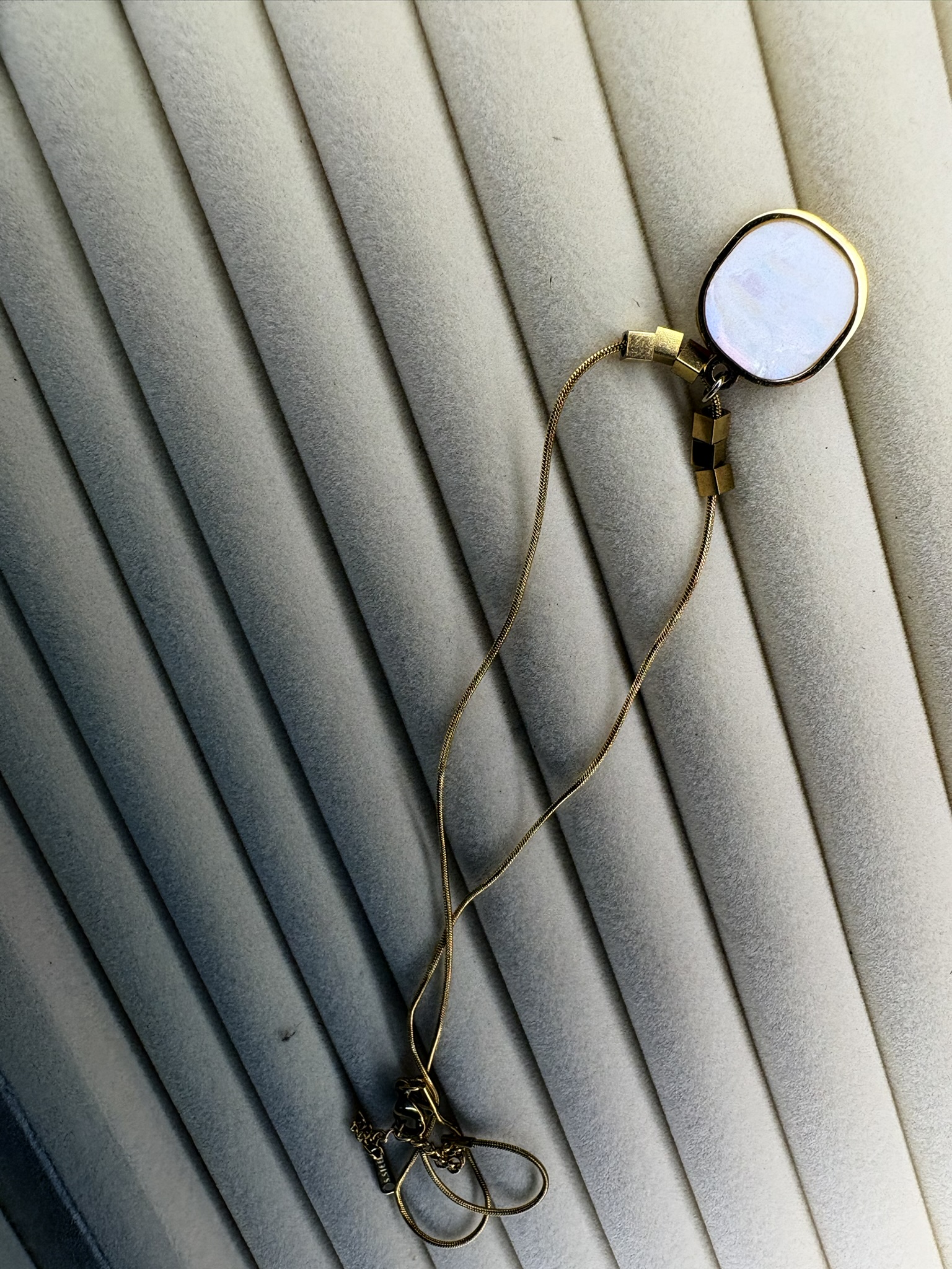 Elegant gold necklace with mother of pearl pendant