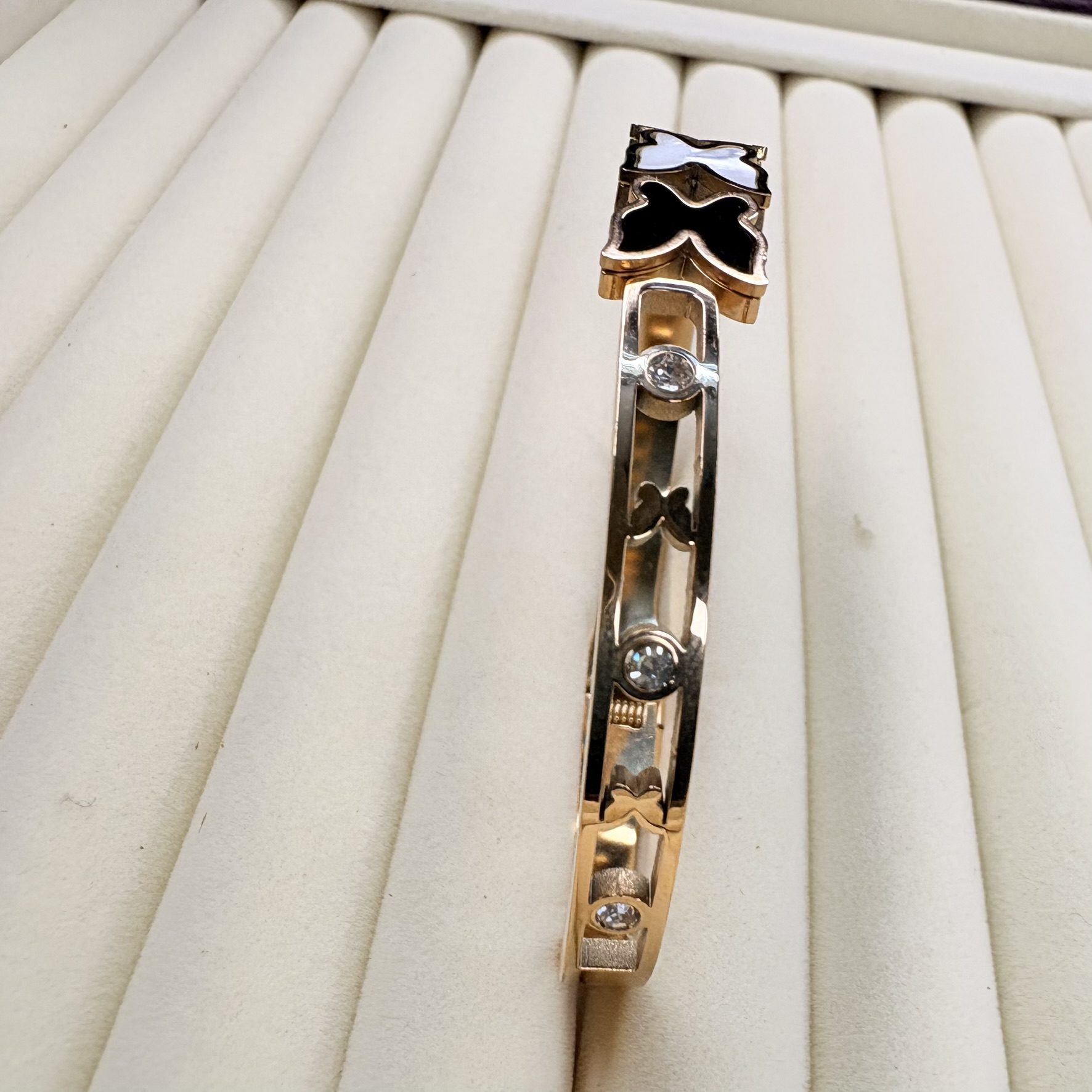 Elegant clover bangle bracelet