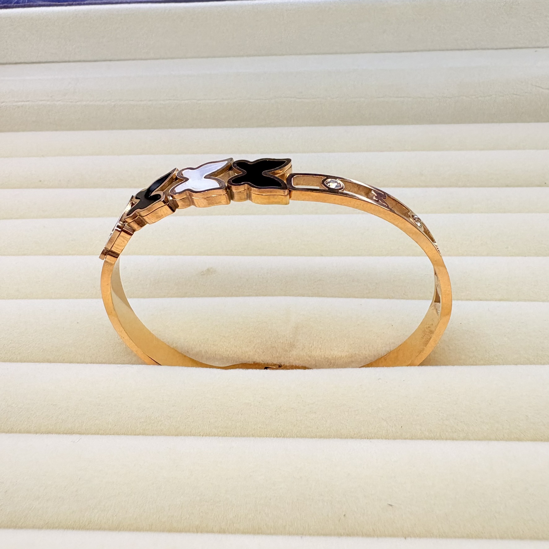 Elegant clover bangle bracelet