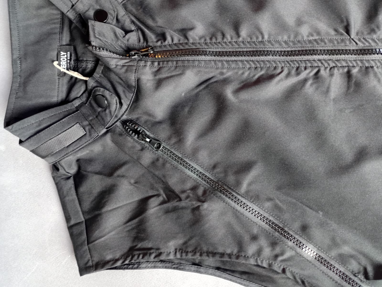 Black Sleeveless Zipper Jacket