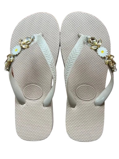 Ojotas con apliques encastrados