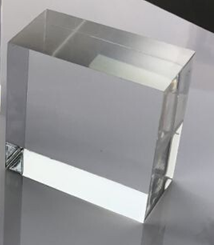 Khối thủy tinh trong suốt