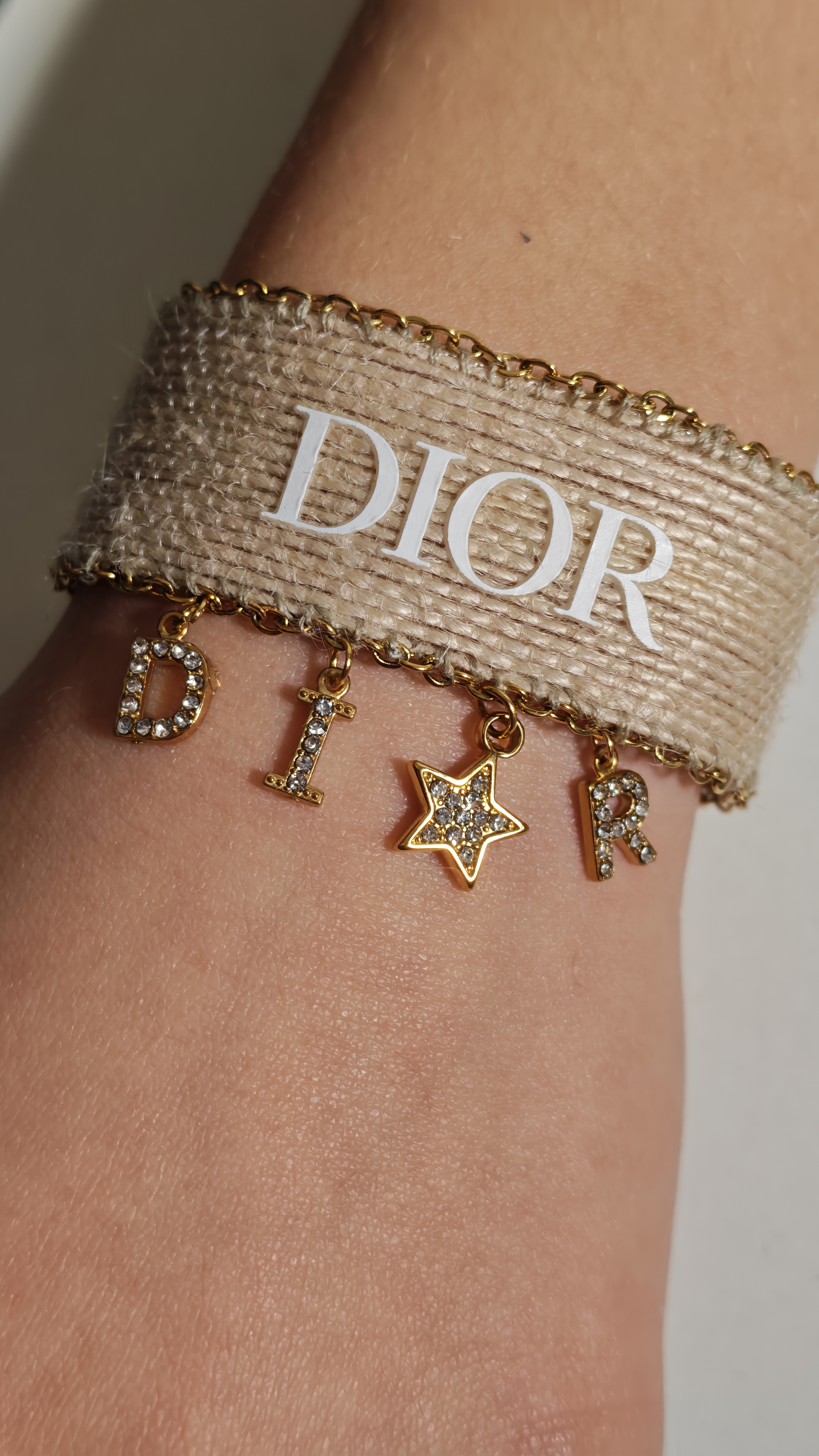 Bracelet upcyclé réalisé à partir d’un ruban Dior