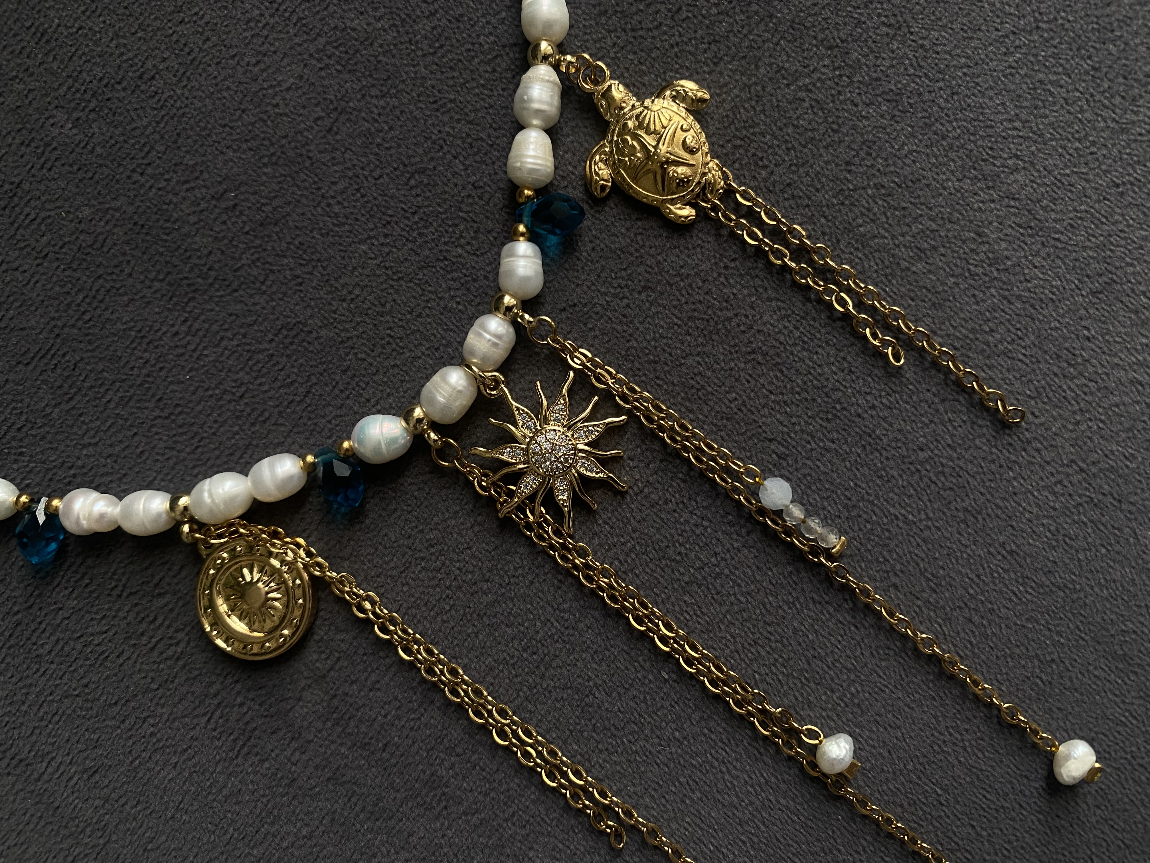 Collier doré perlé avec pendentif soleil