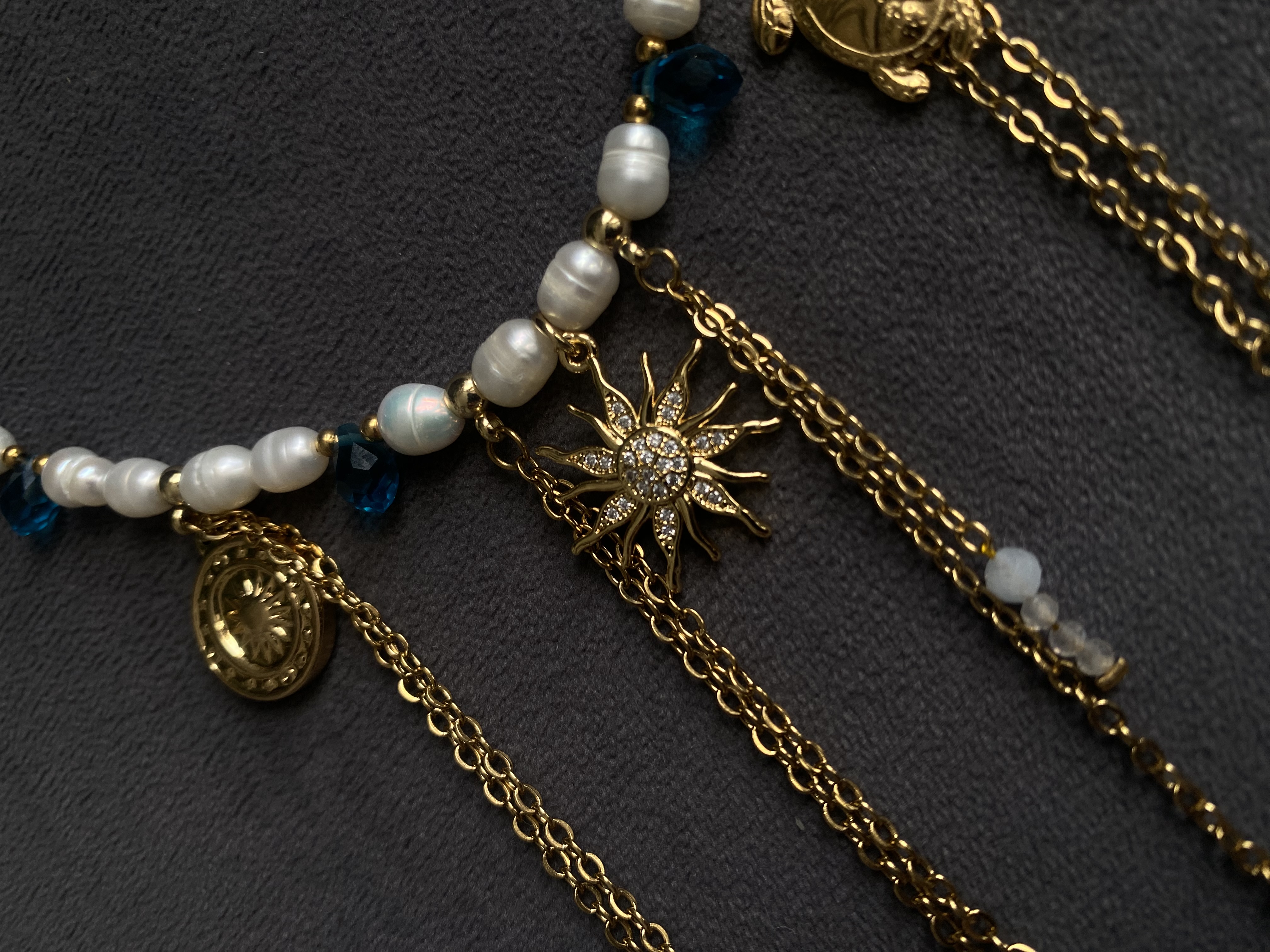 Collier doré perlé avec pendentif soleil