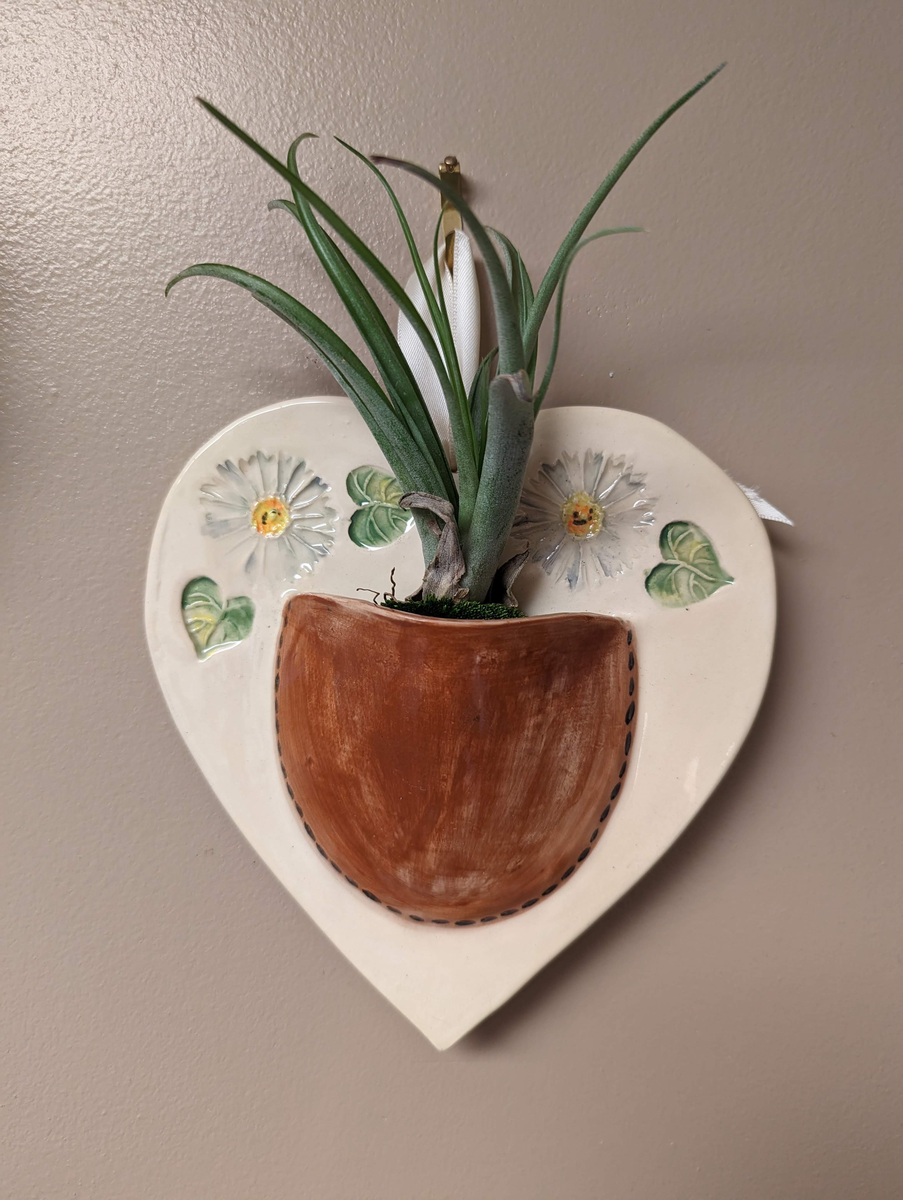 Daisy Heart-Shaped Wall Pocket