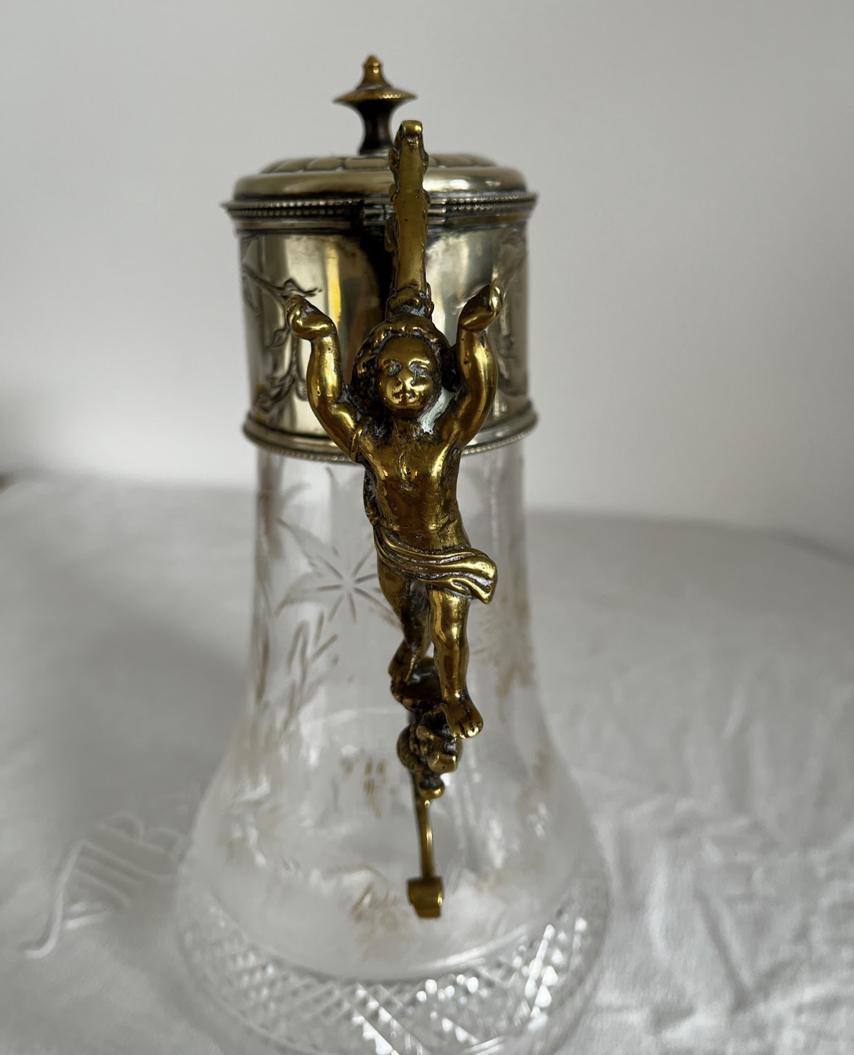 Графин с Амуром – Antique Cupid crystal decanter – Carafe en cristal à l’Amour