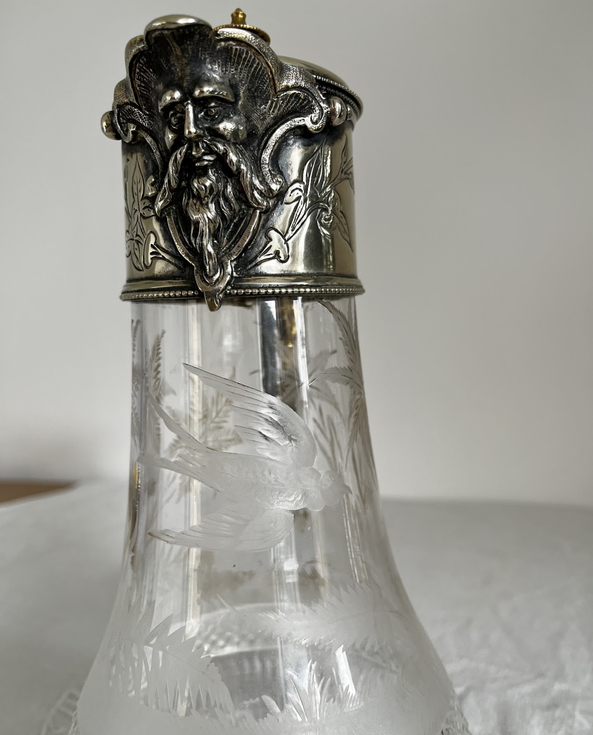 Графин с Амуром – Antique Cupid crystal decanter – Carafe en cristal à l’Amour