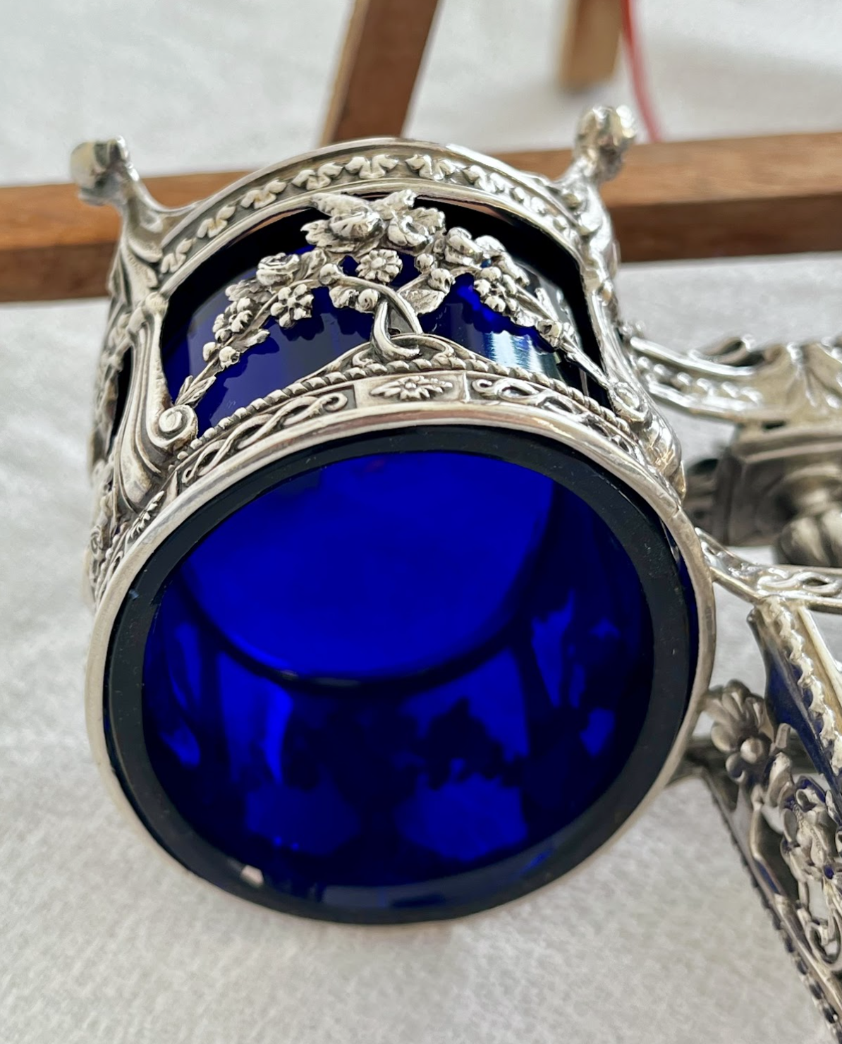 Двойная солонка с голубым стеклом – Antique double salt cellar with blue glass – Double salière ancienne au verre bleu