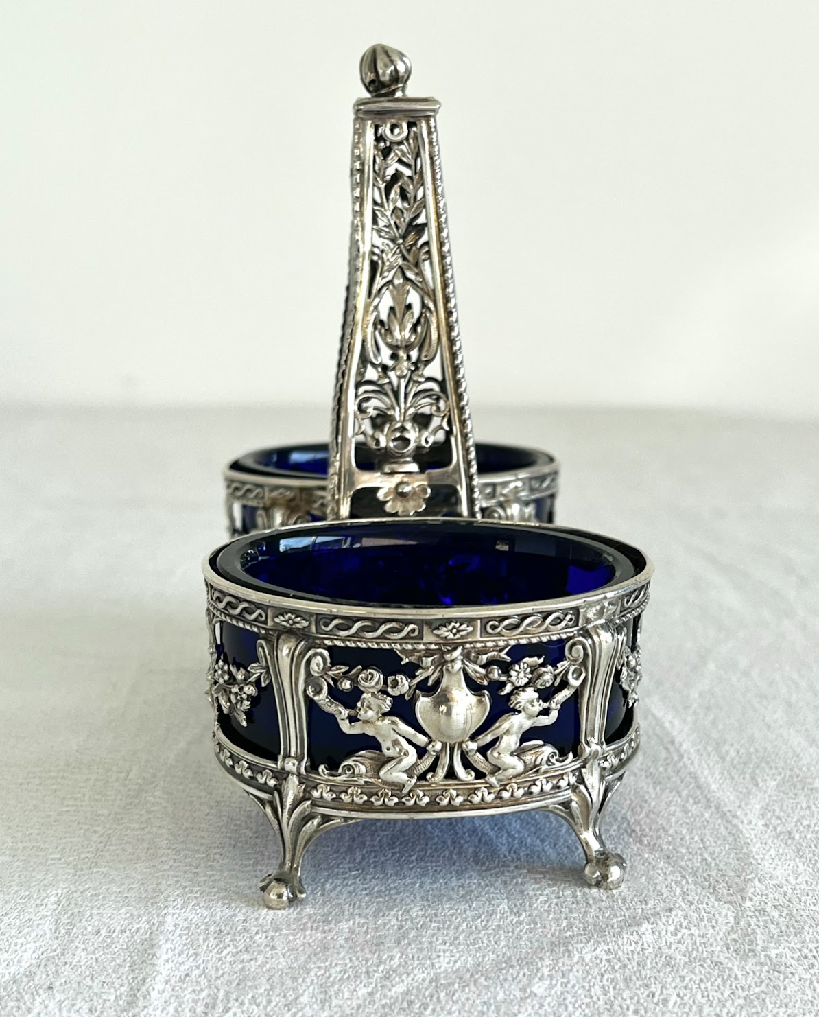 Двойная солонка с голубым стеклом – Antique double salt cellar with blue glass – Double salière ancienne au verre bleu
