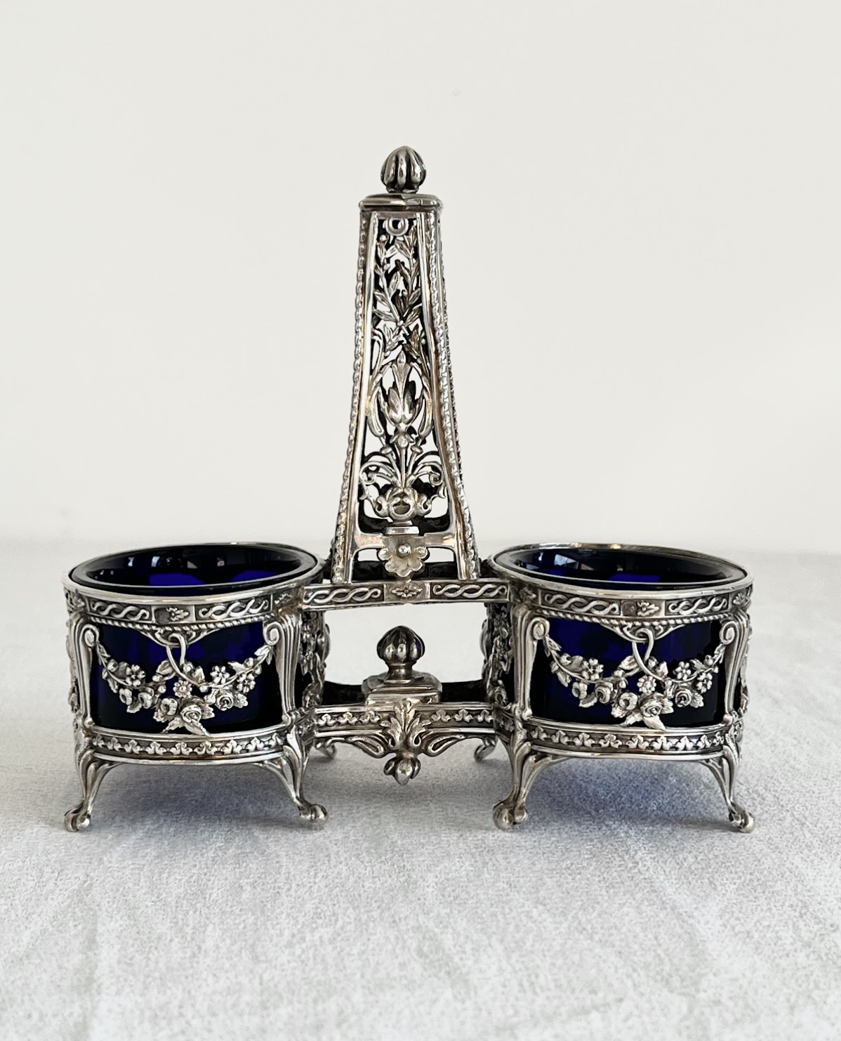 Двойная солонка с голубым стеклом – Antique double salt cellar with blue glass – Double salière ancienne au verre bleu