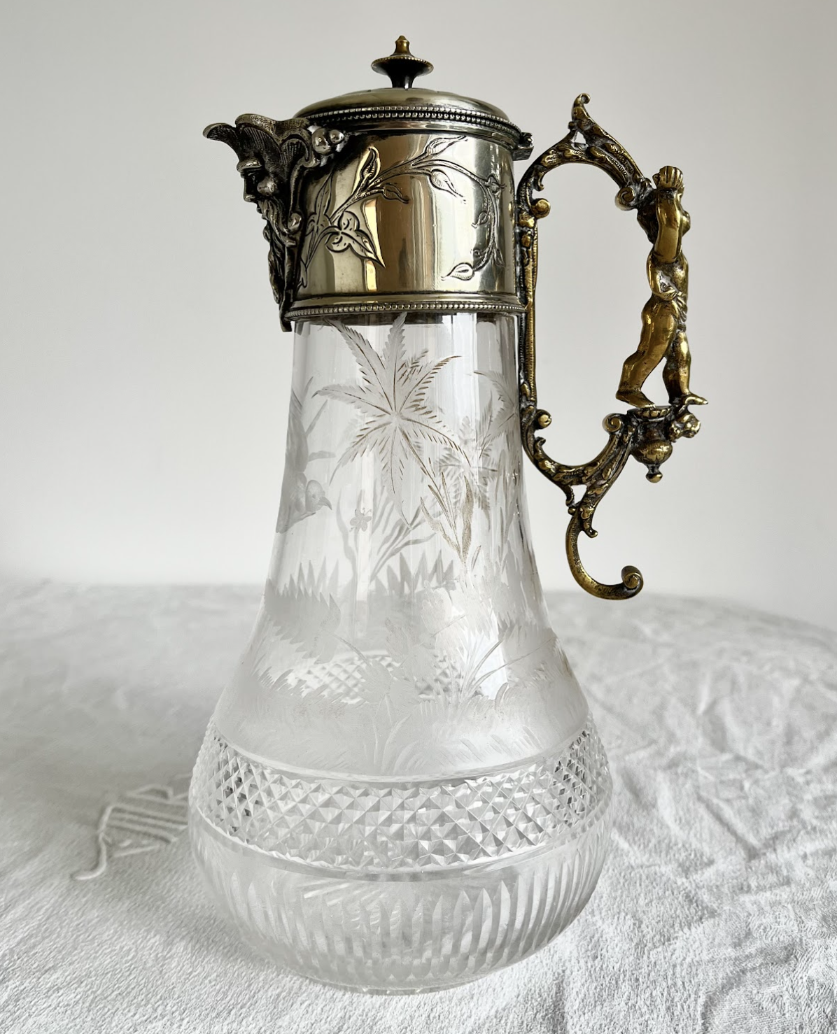 Графин с Амуром – Antique Cupid crystal decanter – Carafe en cristal à l’Amour