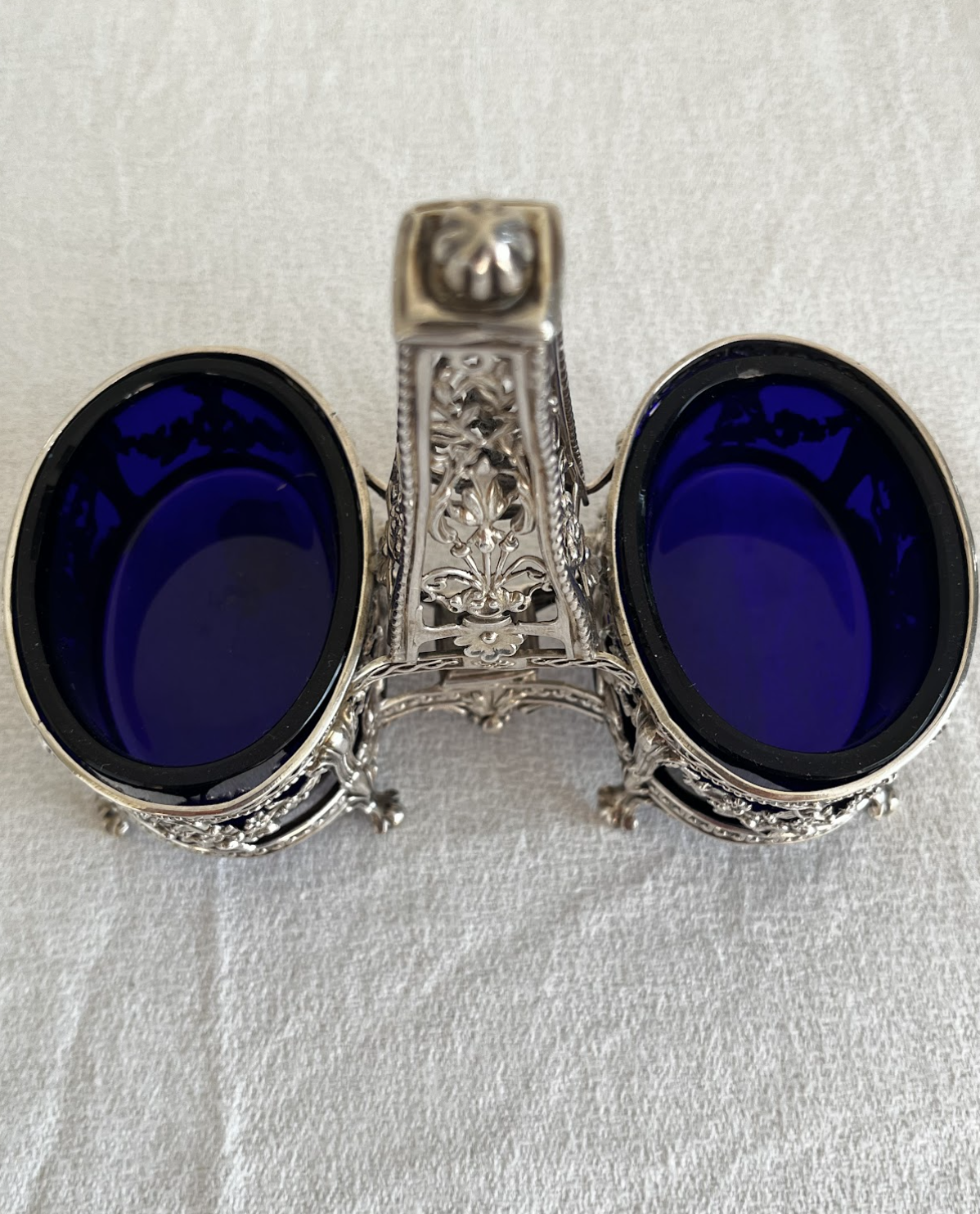 Двойная солонка с голубым стеклом – Antique double salt cellar with blue glass – Double salière ancienne au verre bleu
