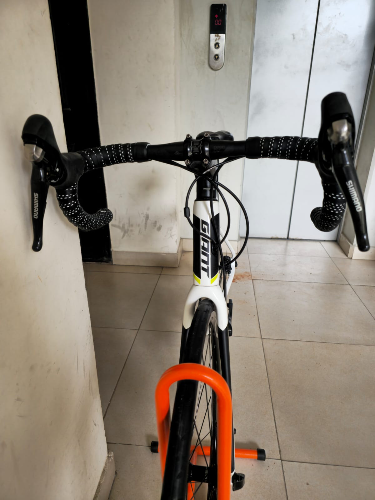 Giant Defy Advanced Carbon Road Bike (SIZE-M)