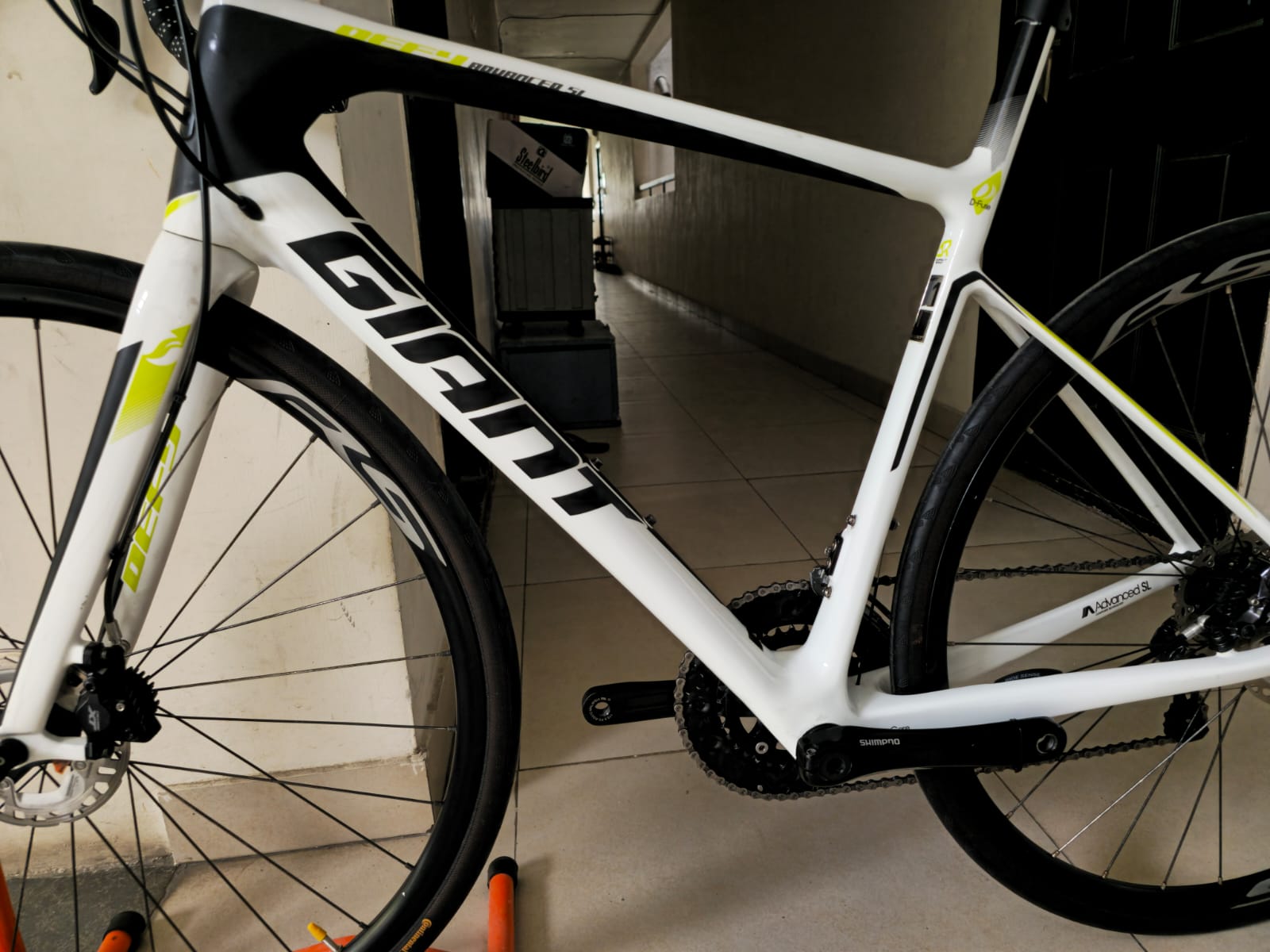 Giant Defy Advanced Carbon Road Bike (SIZE-M)
