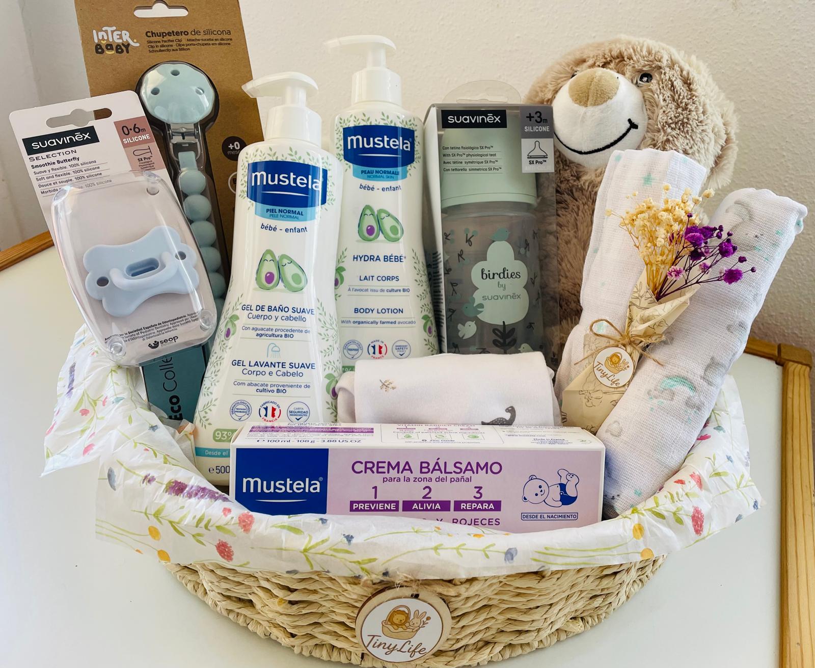 Cesta bebé con cosmética básica y textil