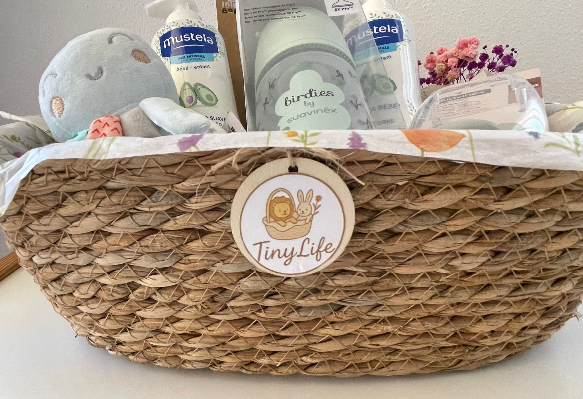 Cesta bebé con cosmética básica