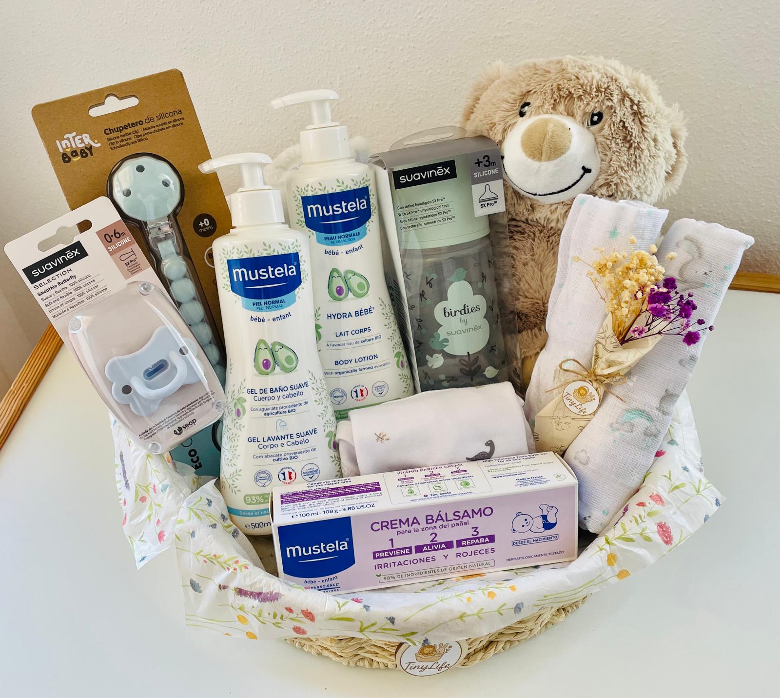 Cesta bebé con cosmética básica y textil