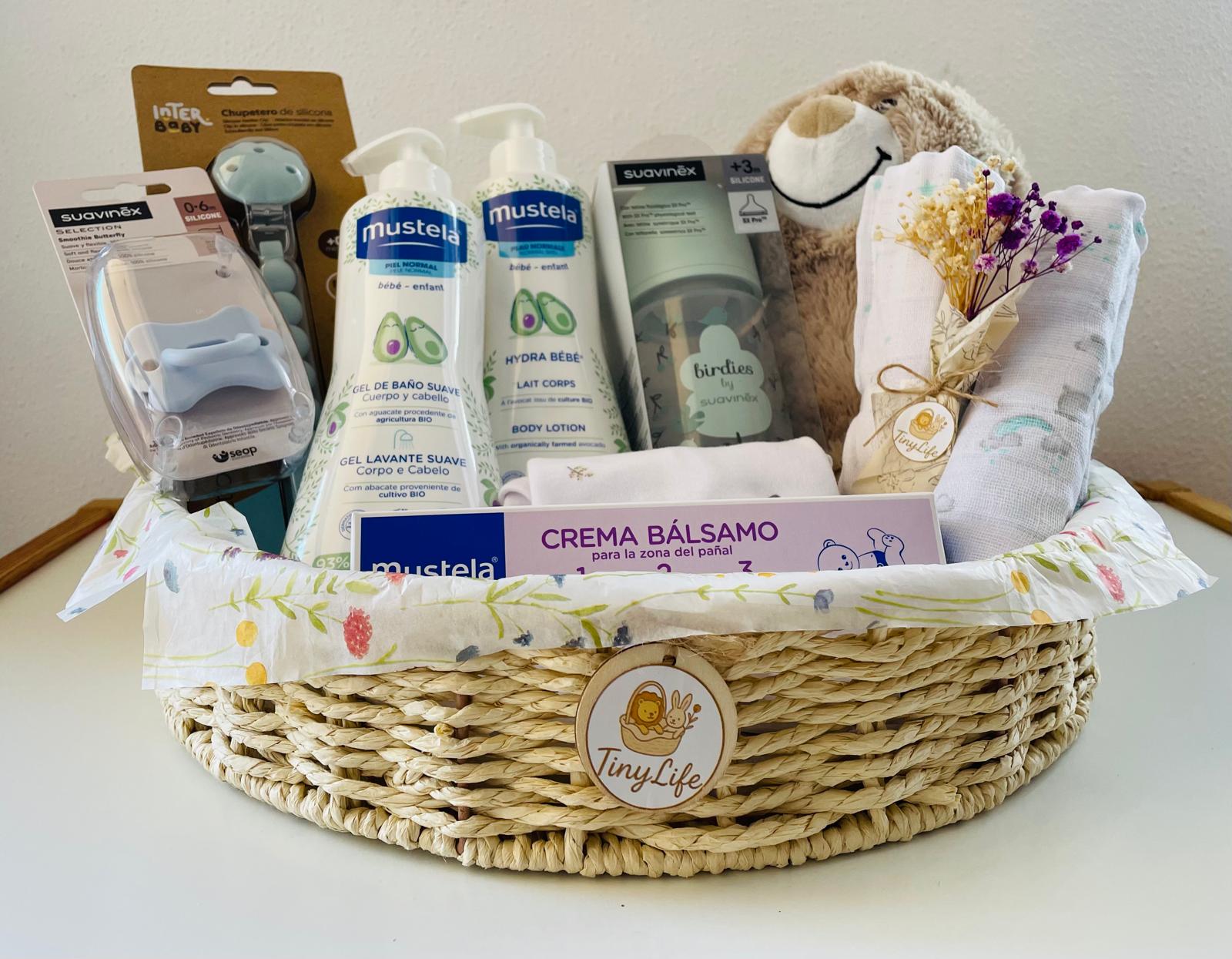Cesta bebé con cosmética básica y textil