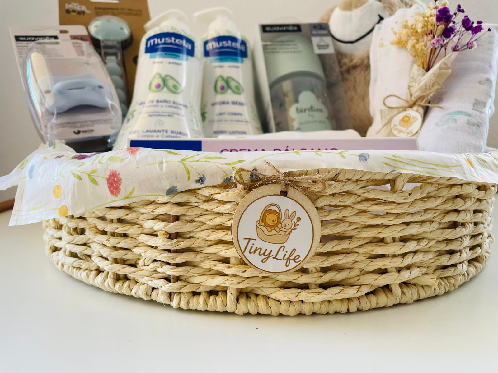 Cesta bebé con cosmética básica y textil