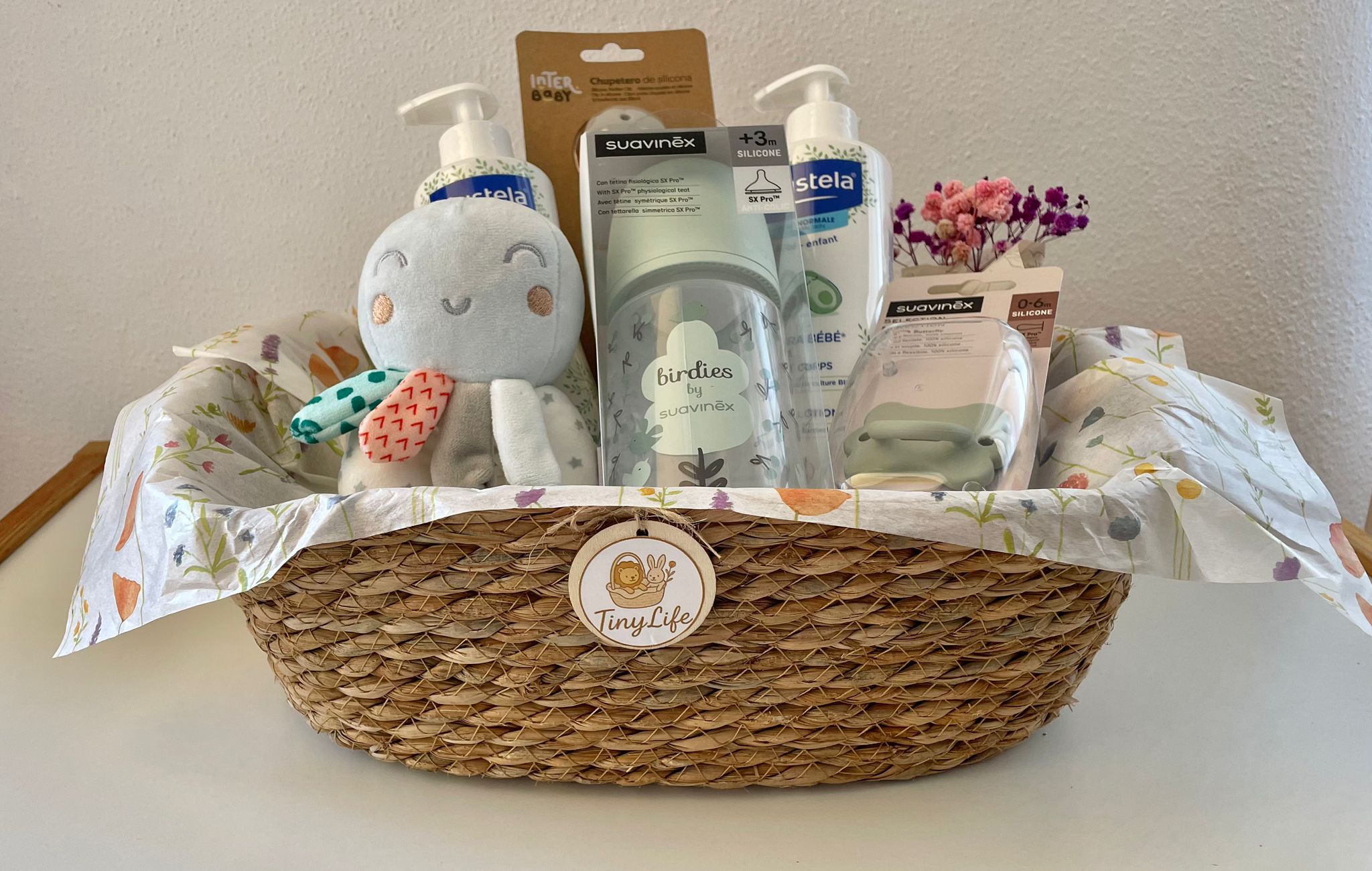 Cesta bebé con cosmética básica