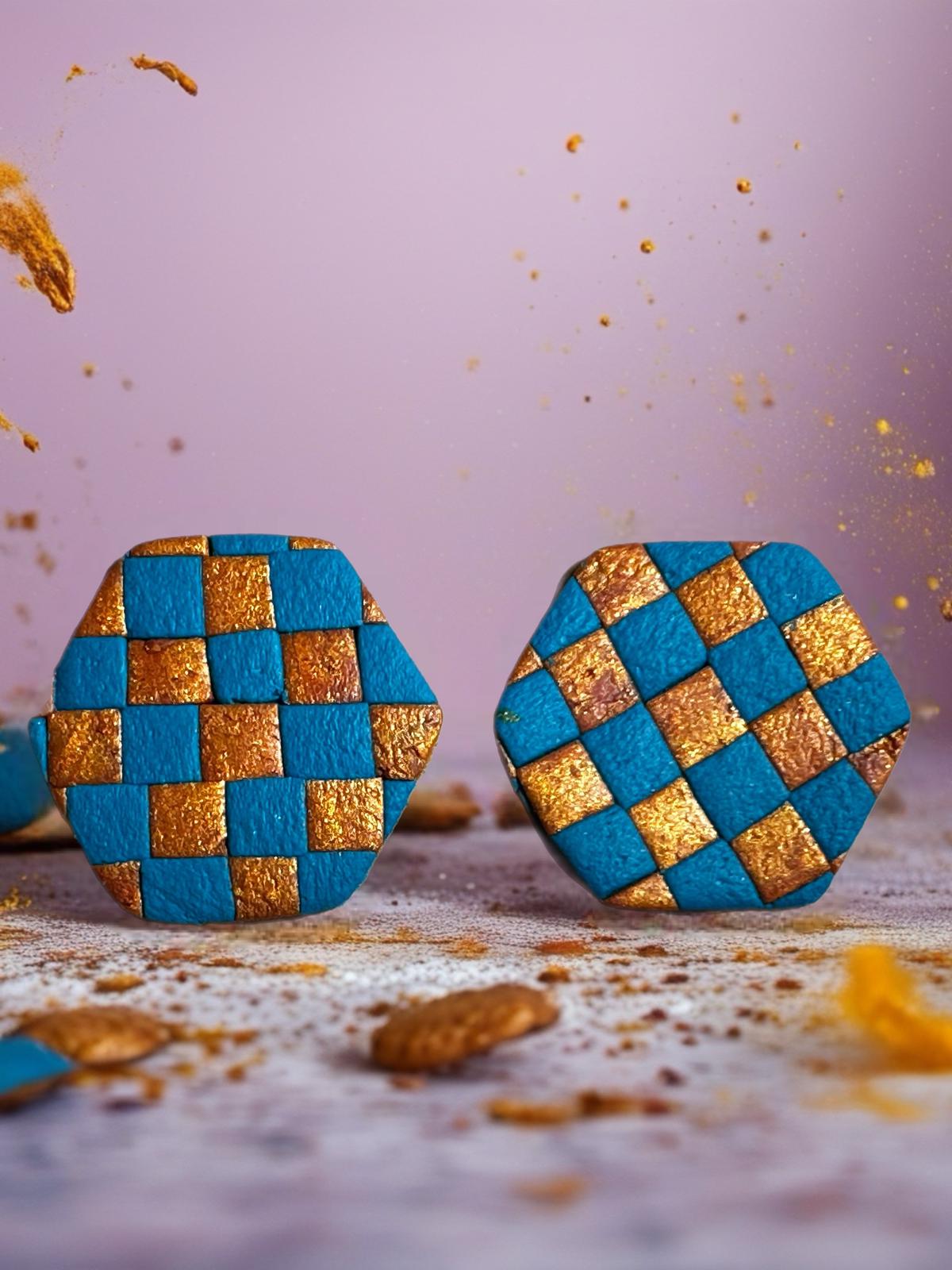 Brincos geométricos em azul e dourado
