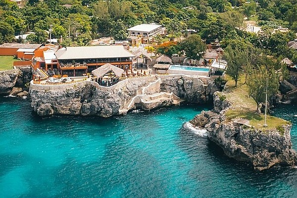 Day trip to Rick’s Café Negril – sunsets, cliff diving & chill vibes!