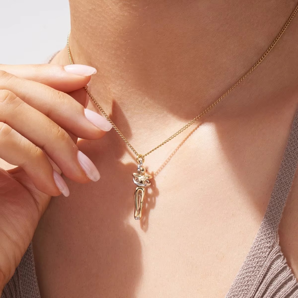 COUPLES HUGGING PENDANT NECKLACE 