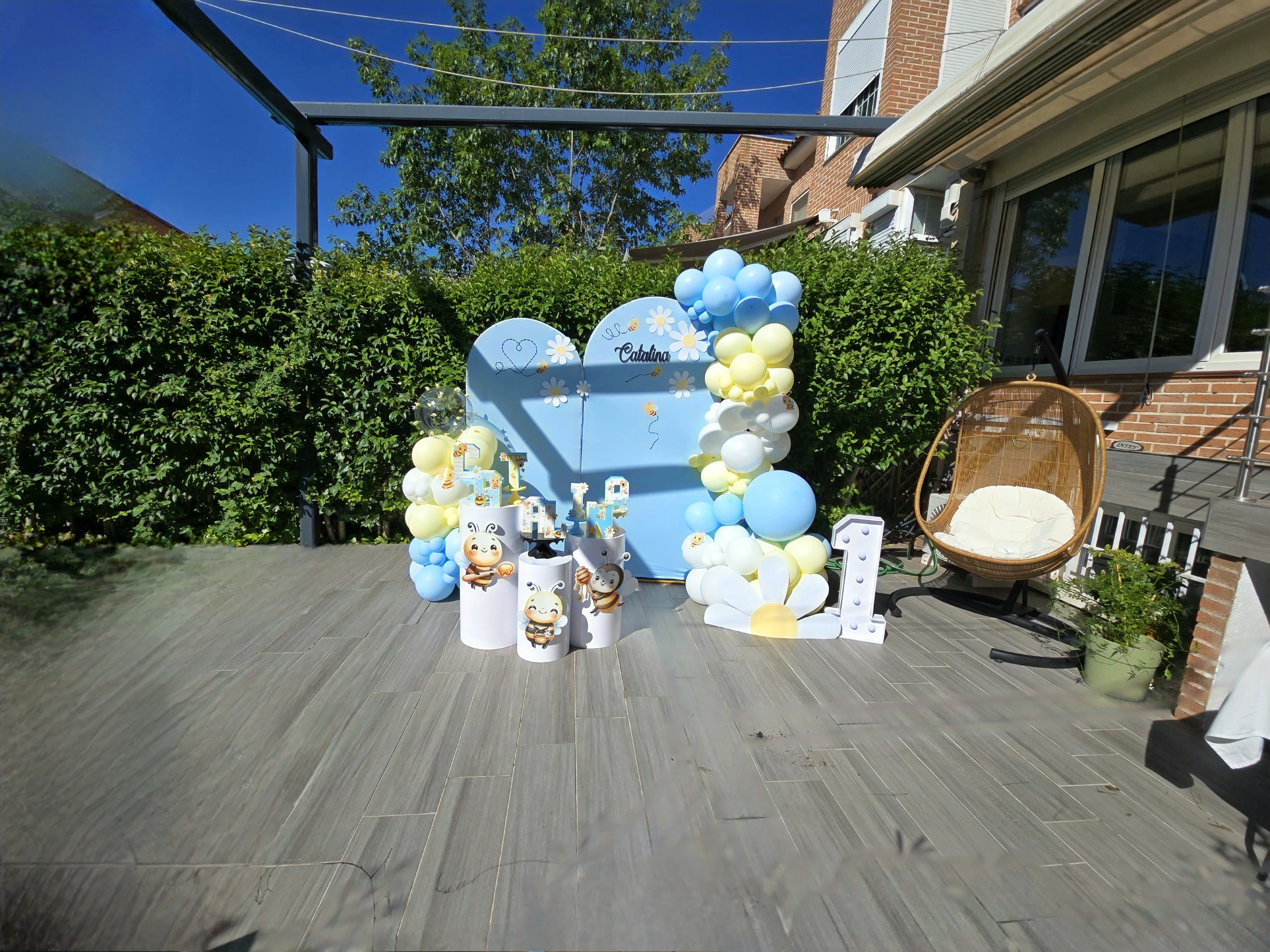 Set Bee Pastel — Photocall azul con abejitas y margaritas