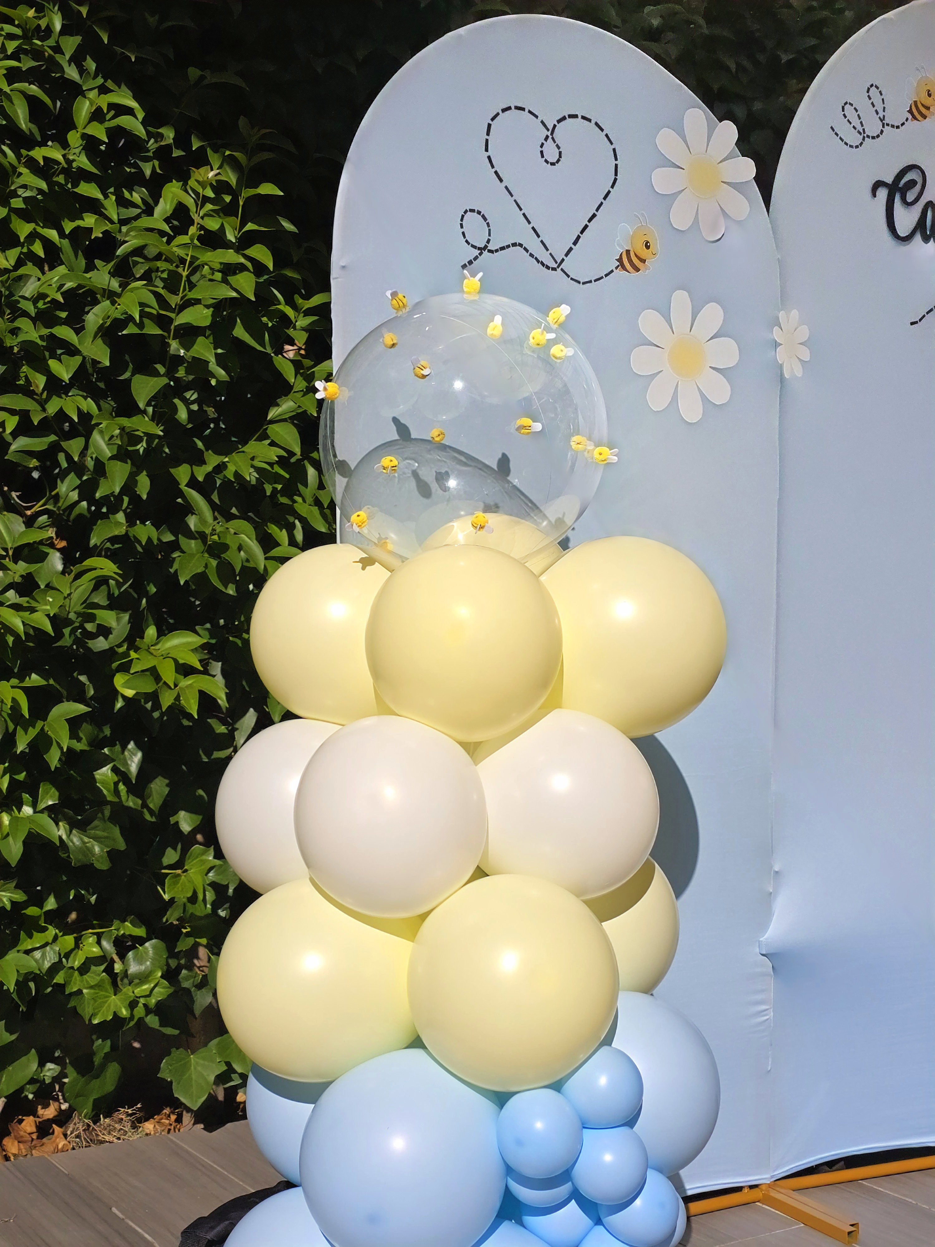 Set Bee Pastel — Photocall azul con abejitas y margaritas