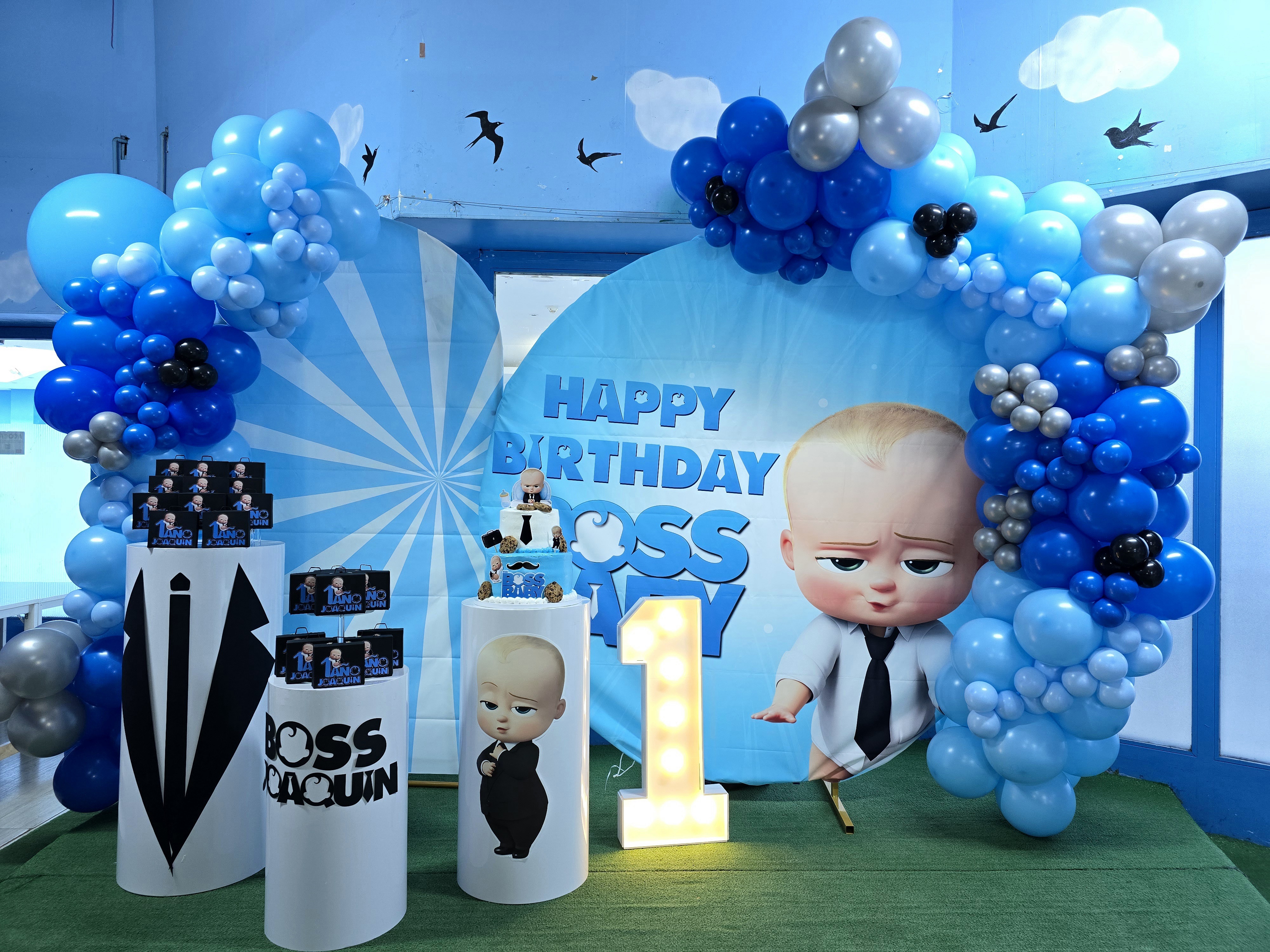 Set Bebé Jefazo — Photocall azul con arco y número luminoso
