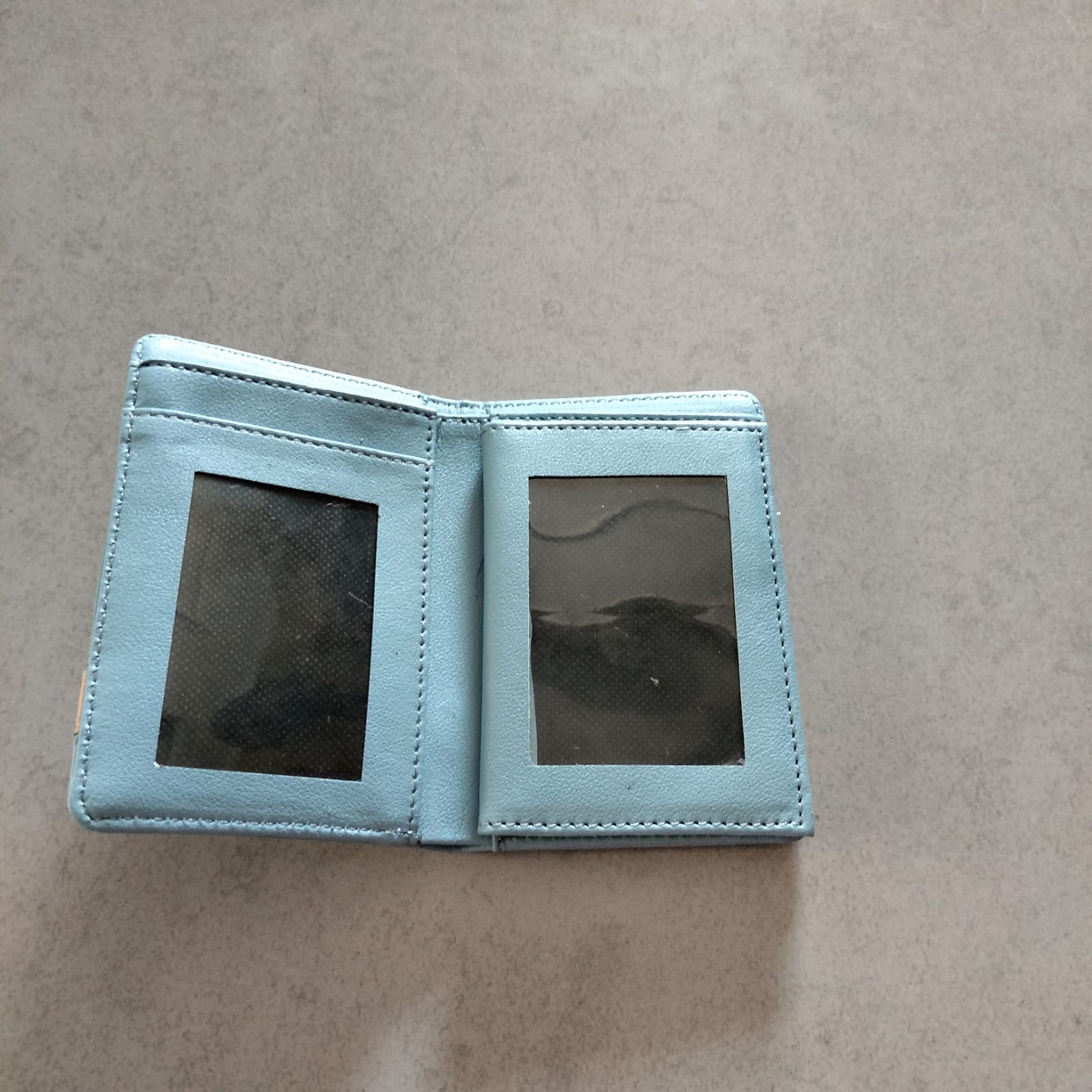 Dompet kulit biru muda
