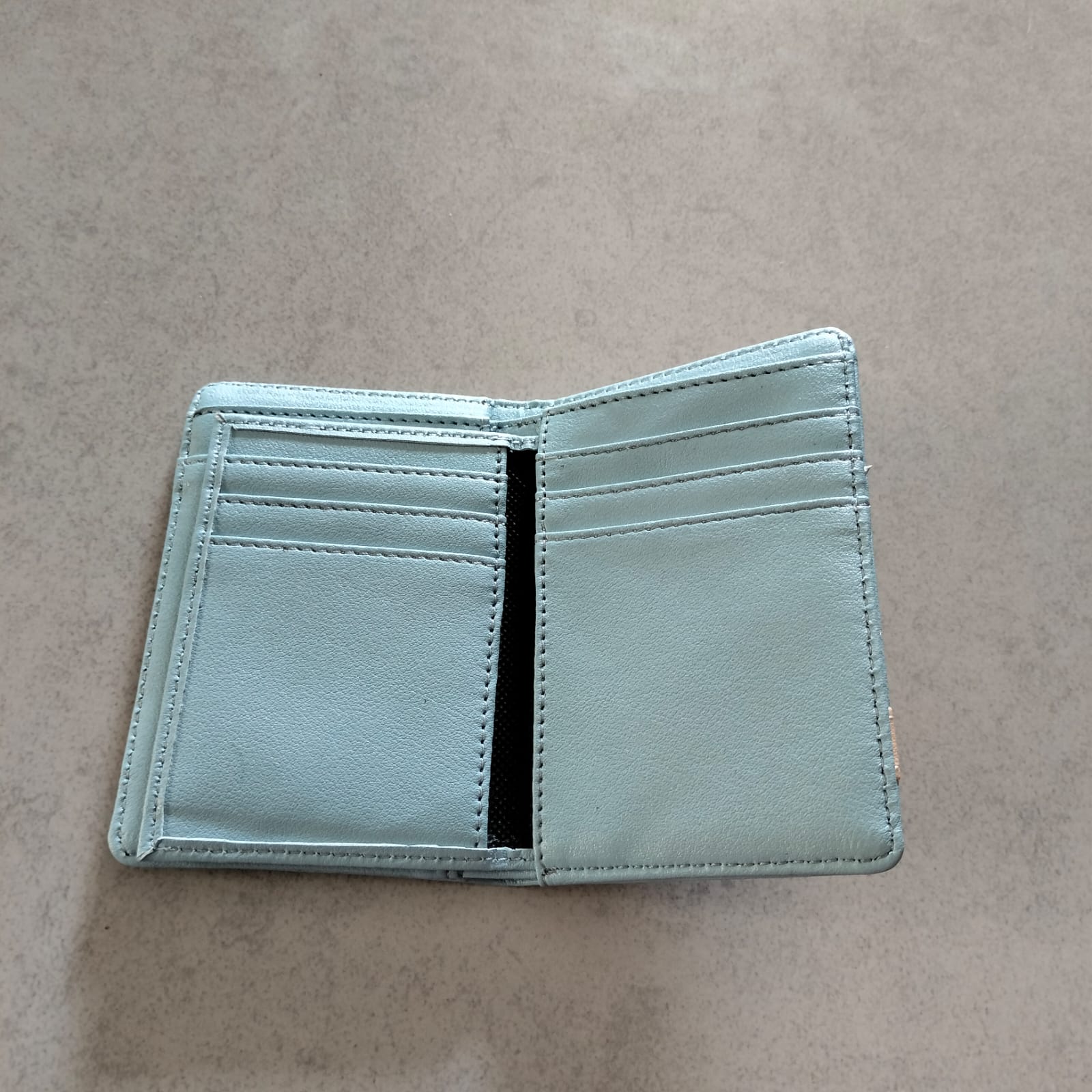 Dompet kulit biru muda