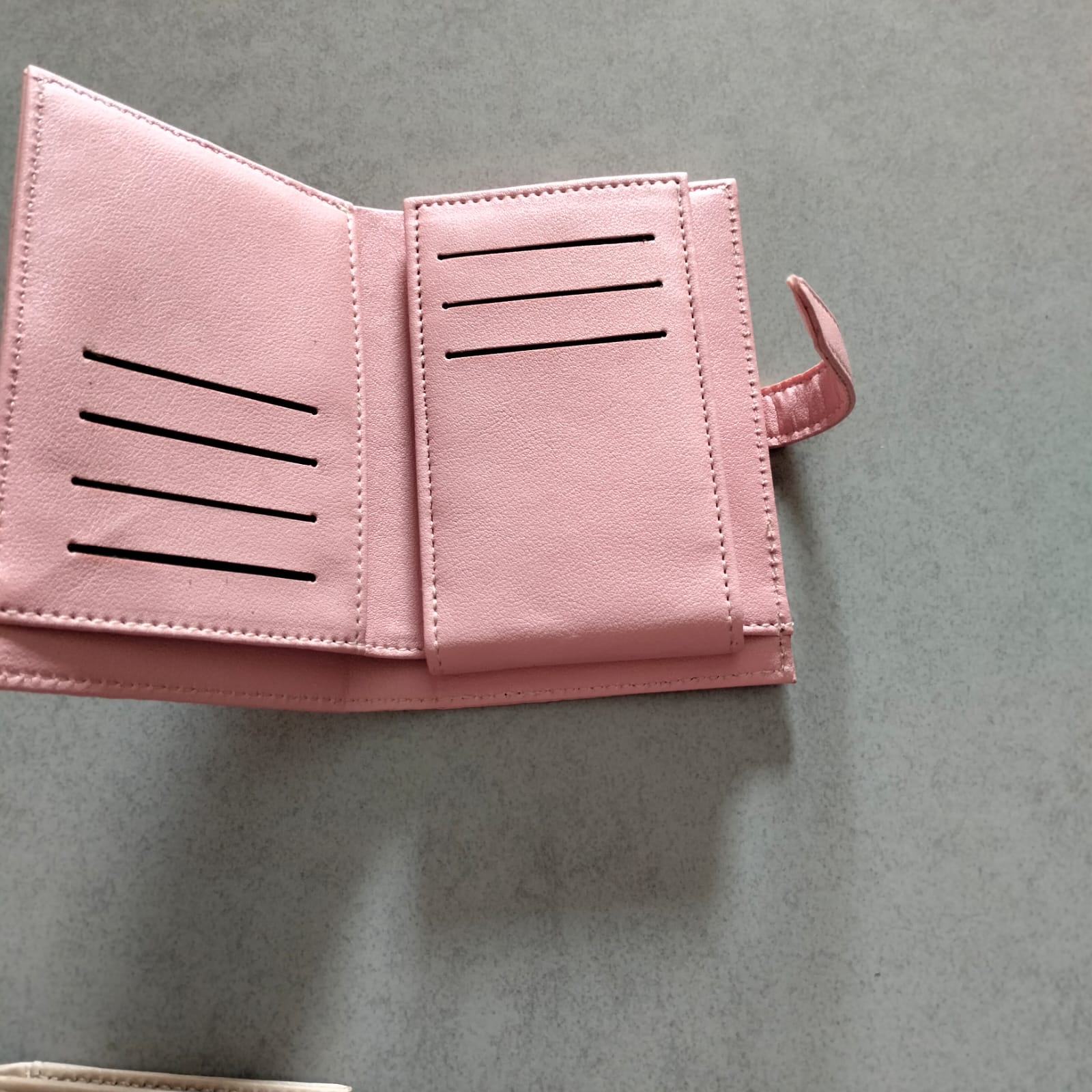 Dompet kulit wanita warna pink