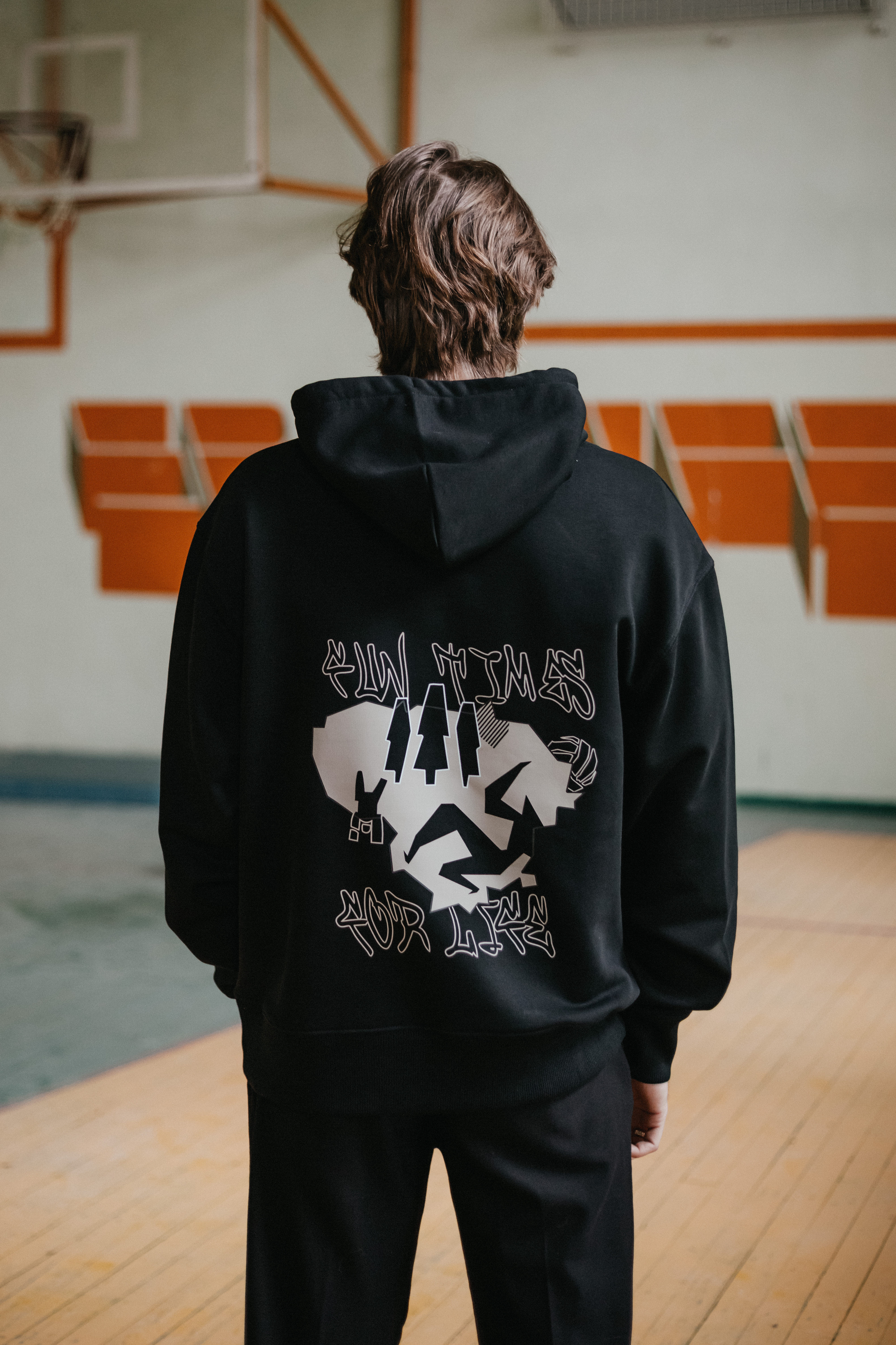 Juodos spalvos džemperis